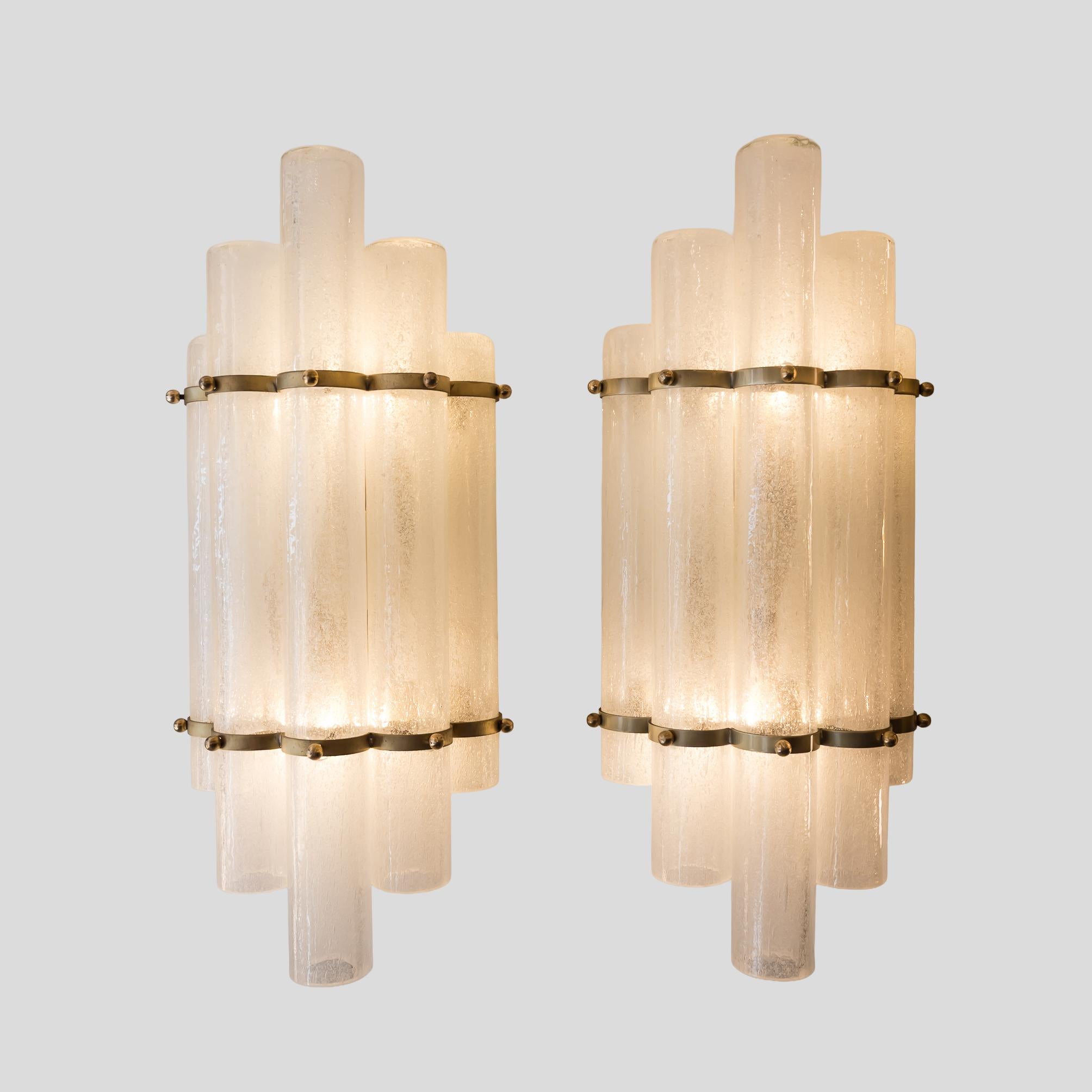 Set di 2 paralumi in vetro di Murano soffiato a mano su lampade da parete in metallo color ottone in vendita 2