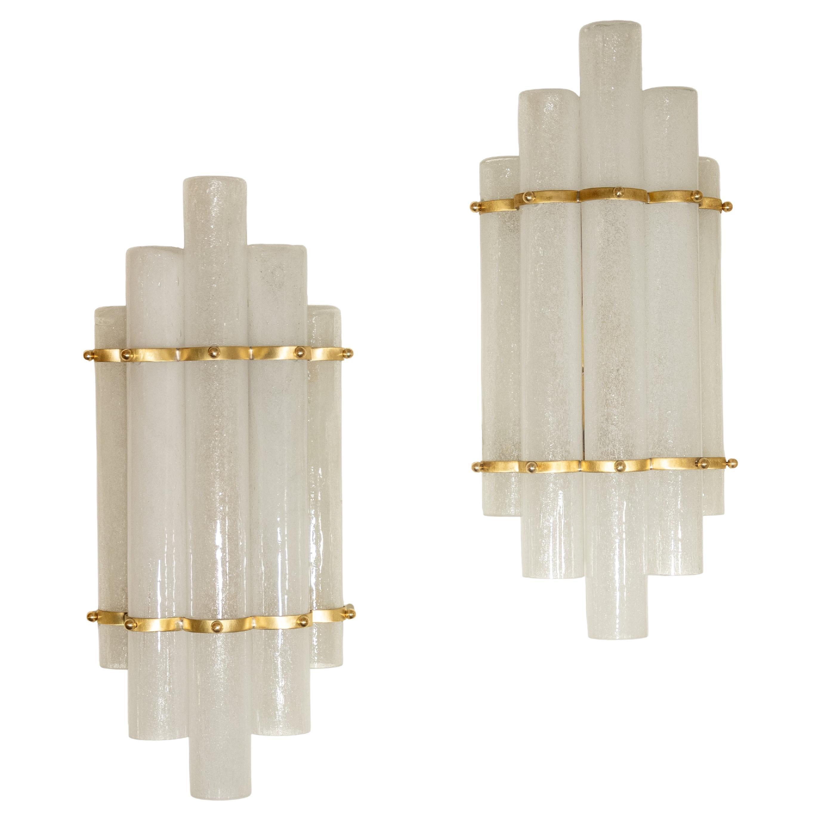 Set di 2 paralumi in vetro di Murano soffiato a mano su lampade da parete in metallo color ottone in vendita