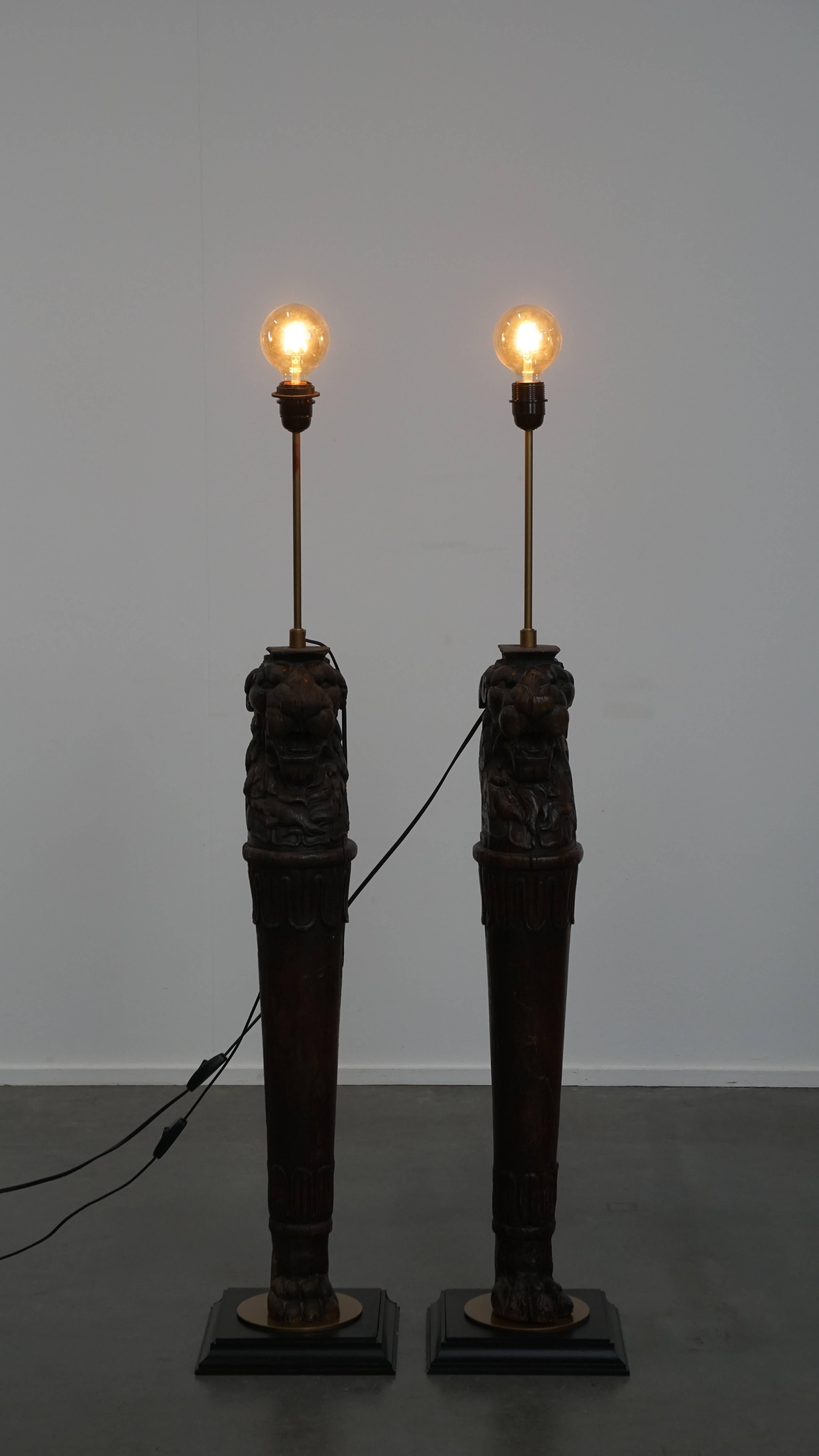 Offered is this set of 2 stunning and unique hand-carved antique wooden floor lamps featuring lion heads.
This remarkable antique pair makes a beautiful addition to both classic and modern interiors.

The bases of these eye-catching pieces date back