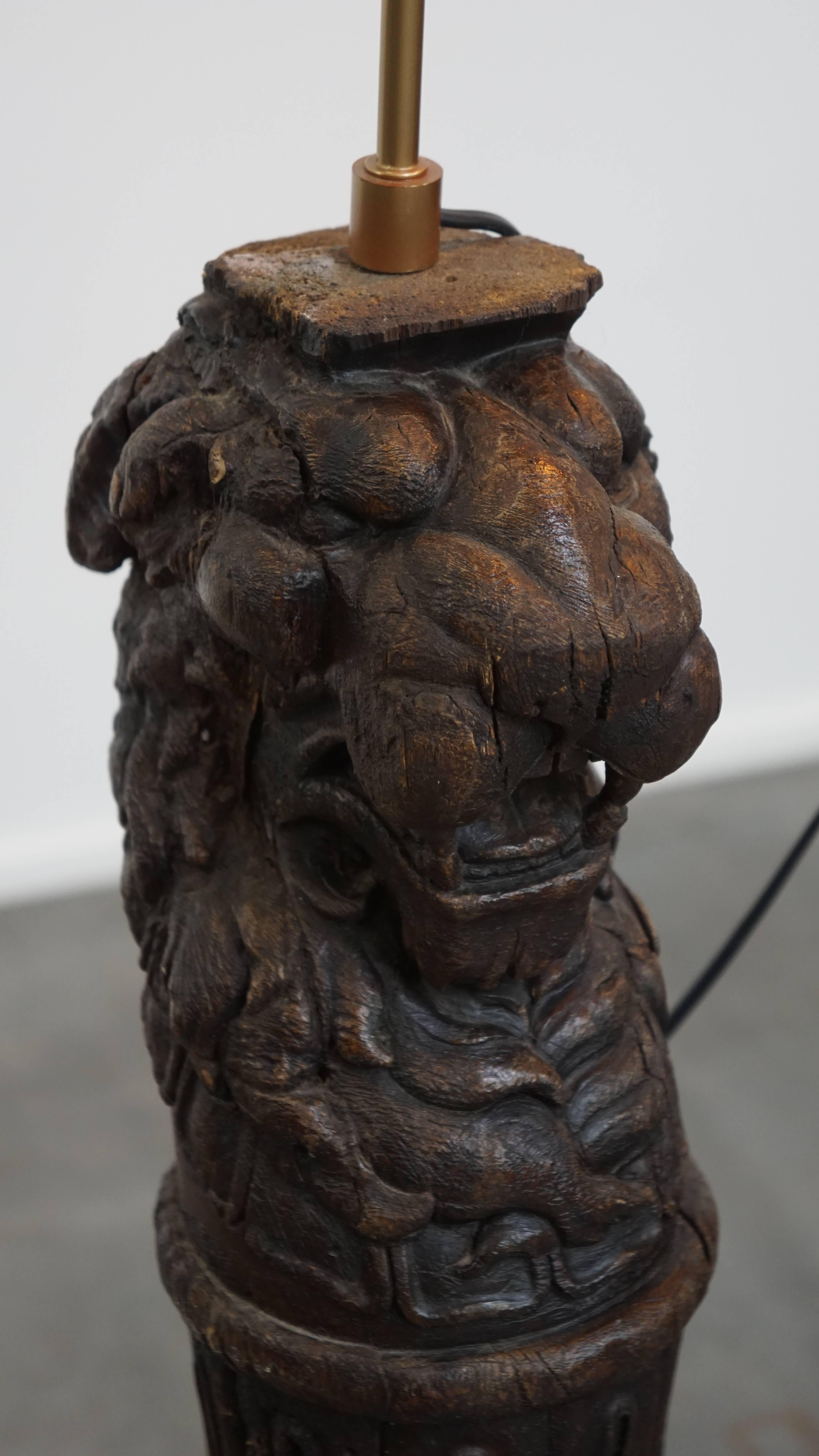 Set of 2 Hand-Carved Antique Wooden Floor Lamps with Lion Heads For Sale 1