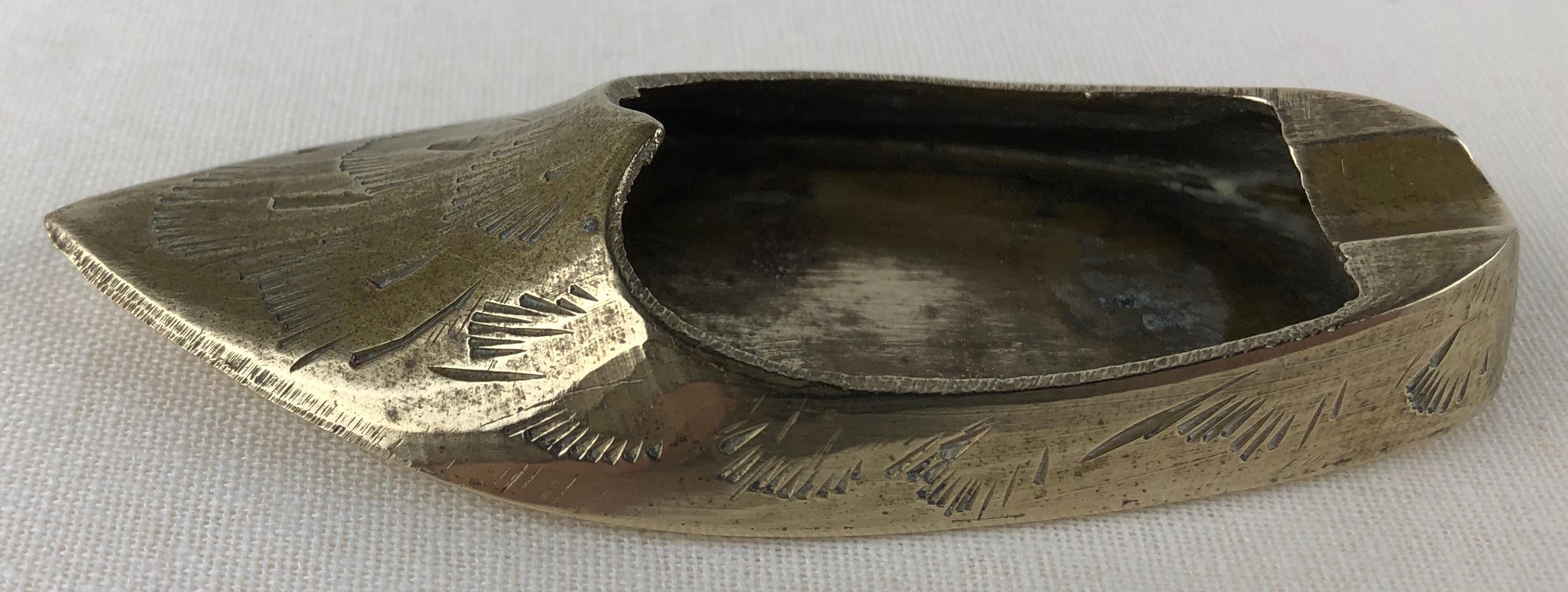 Good quality sculpted brass Aladdin shoe designed ashtrays, key holder or vide-poche.

Nice decorative pieces, beautifully handcrafted that displays very well on a desk, coffee table or console near an entry.

Measurements:
Largest item 5 3/4