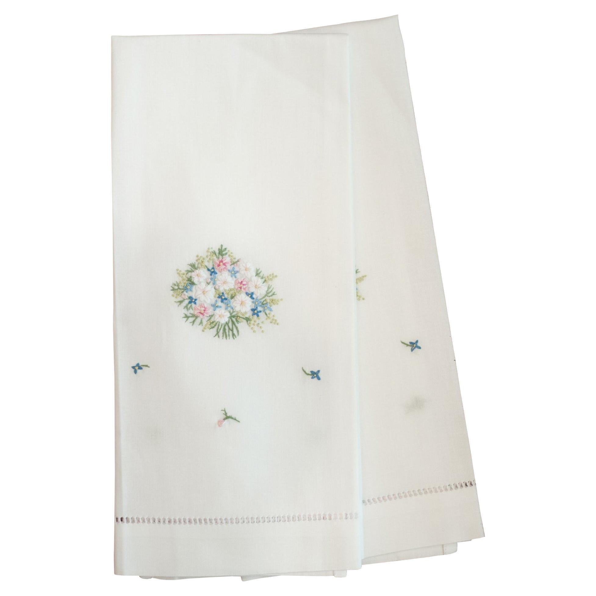 maïs vasteland Inheems Set of 2 Hand Embroidered Linen Guest Towels with Bunch of Flowers For Sale  at 1stDibs