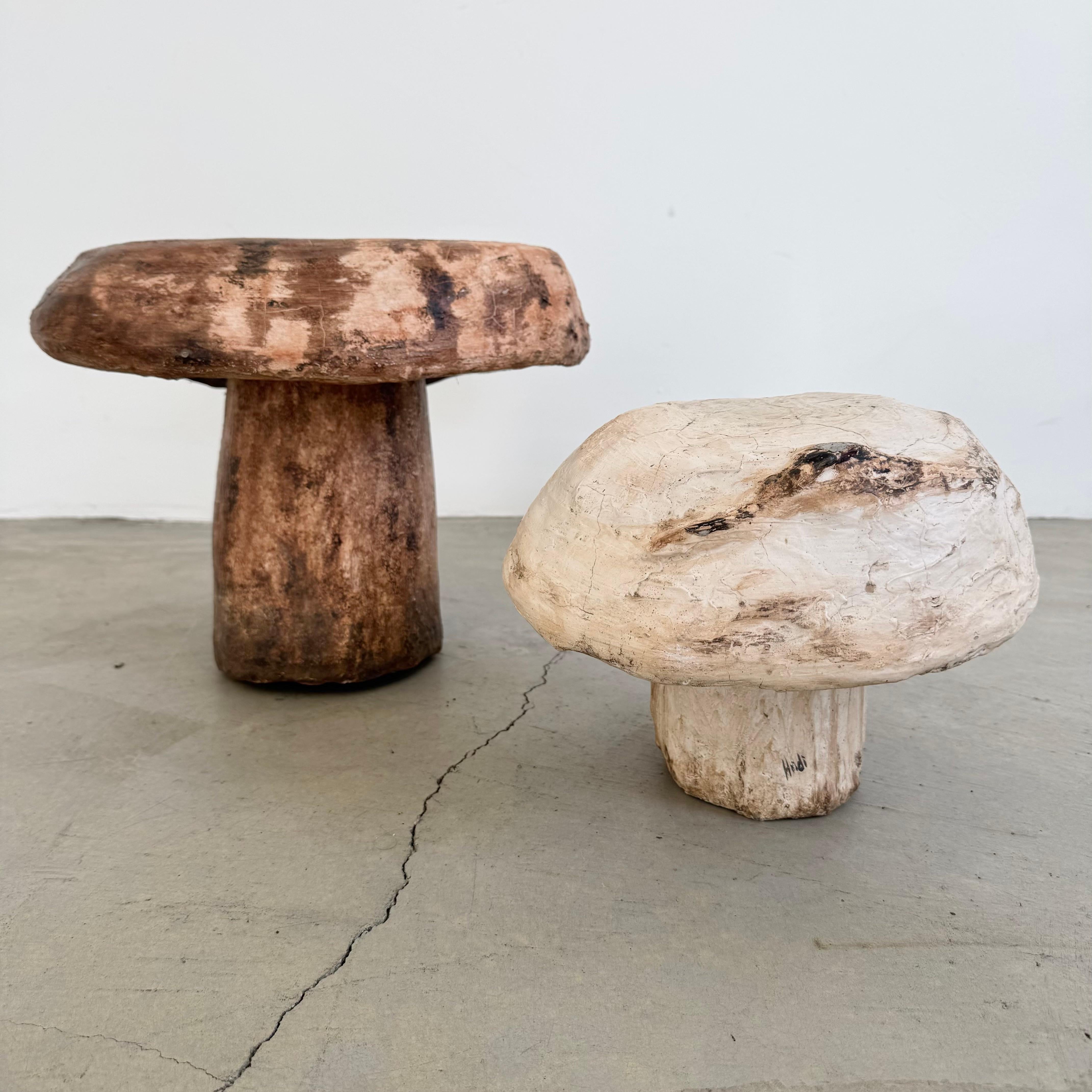 Ein entzückendes Paar übergroßer Gartenpilze aus Gips aus den 1960er Jahren, die von Hand in Beton gegossen wurden und eine wunderbar organische, skulpturale Form haben. Das eine ist in erdigen Brauntönen gehalten, das andere in sanftem,