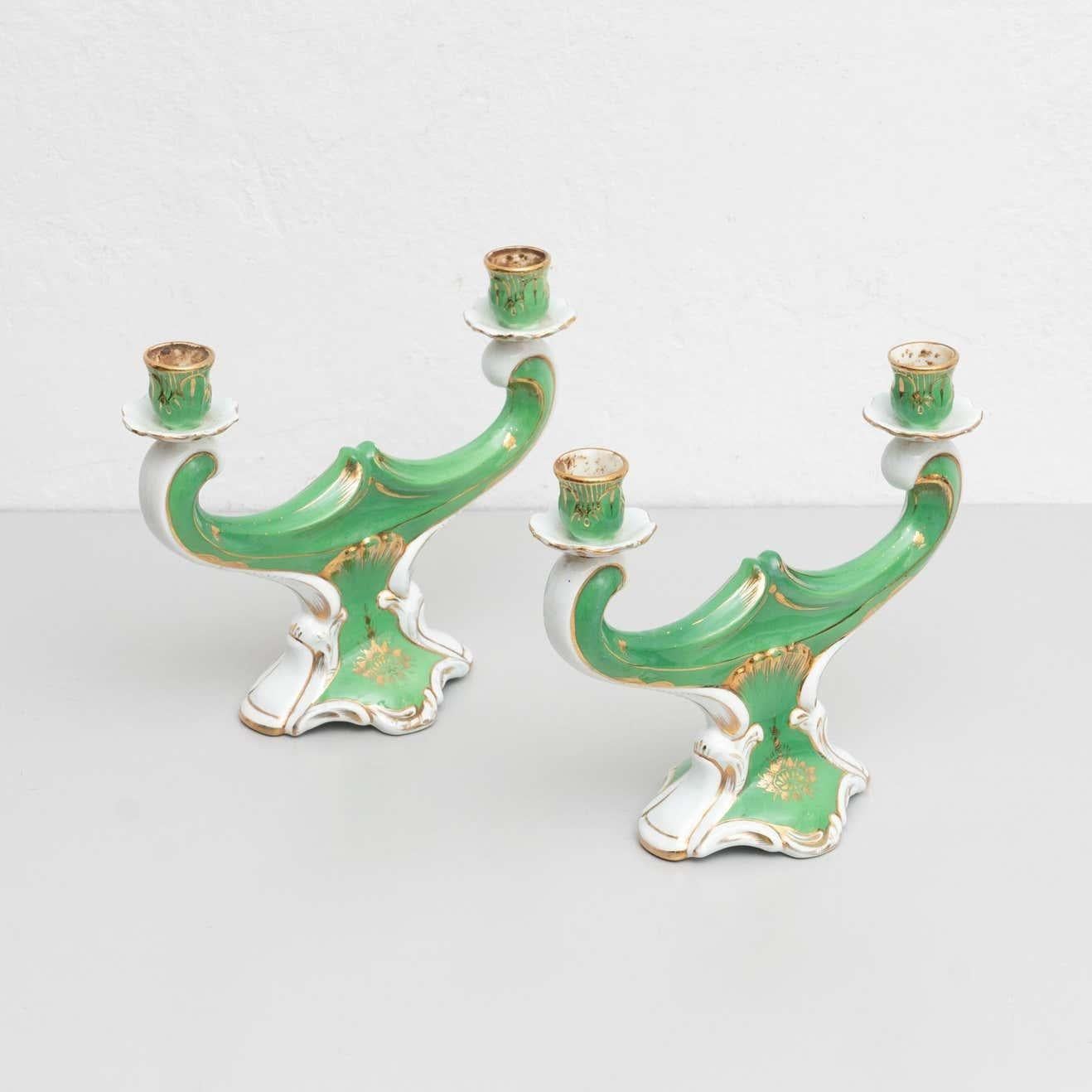 Set von 2 handbemalten Kerzenständern aus Keramik, um 1930 (Mitte des 20. Jahrhunderts) im Angebot