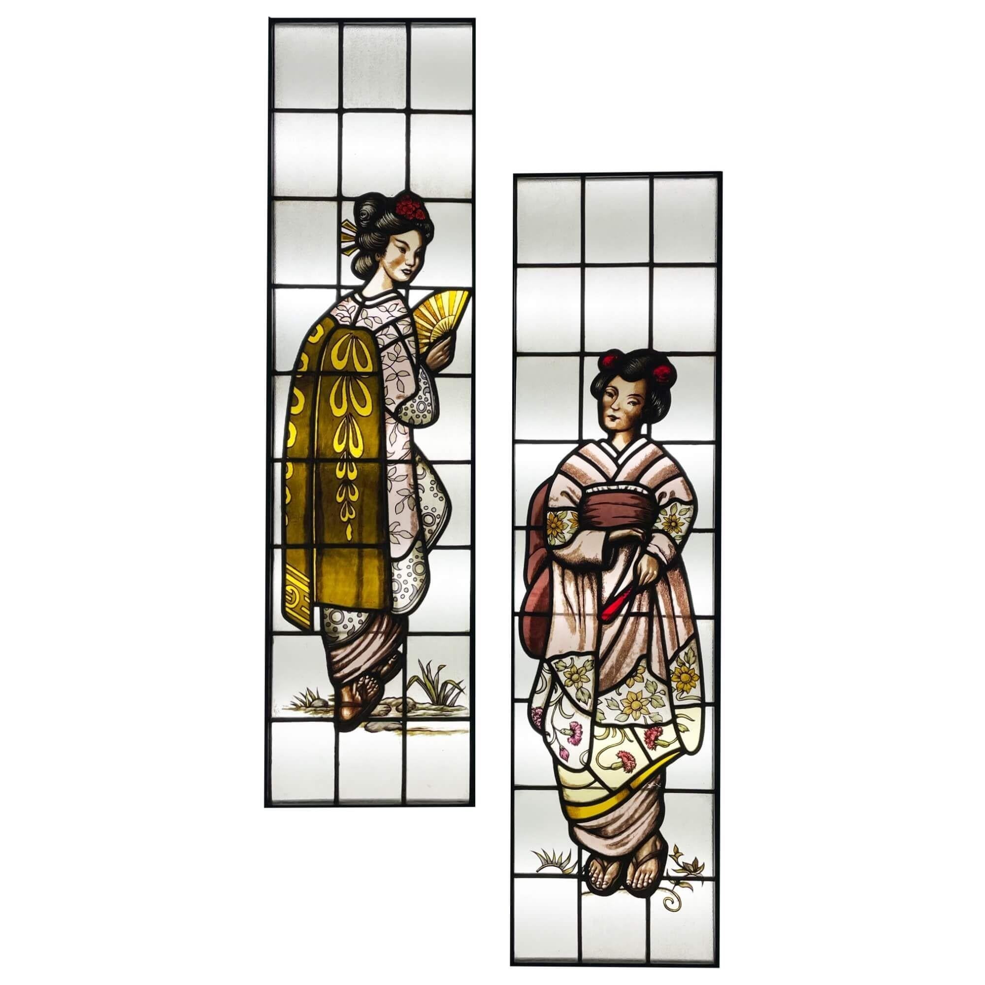 Ein Satz von 2 eleganten, handgemalten Glasmalereien im japanischen Stil, die in bemalte Holzrahmen eingesetzt sind. Mit einer Höhe von 147 cm sind diese hohen Buntglasscheiben ein wunderschönes Fensterset für eine Einrichtung im japanischen Stil