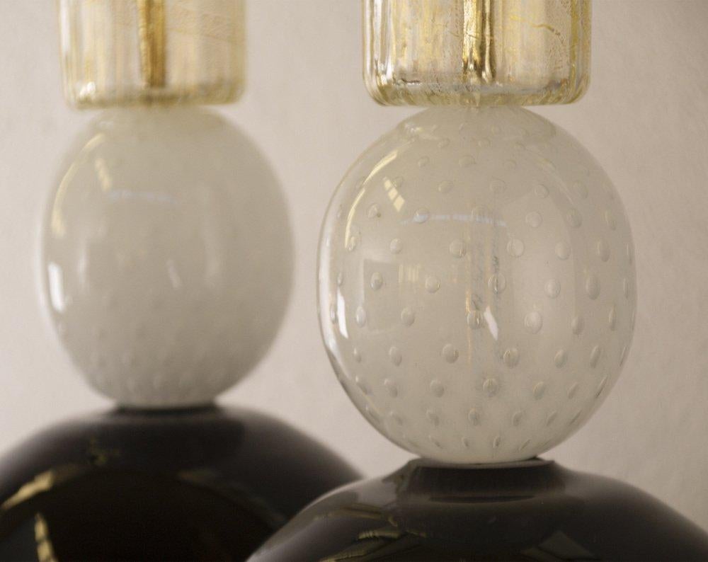 Hand-Crafted Set of 2 Handcrafted Murano Glass Table Lamps in Black, White and Gold, Italy For Sale