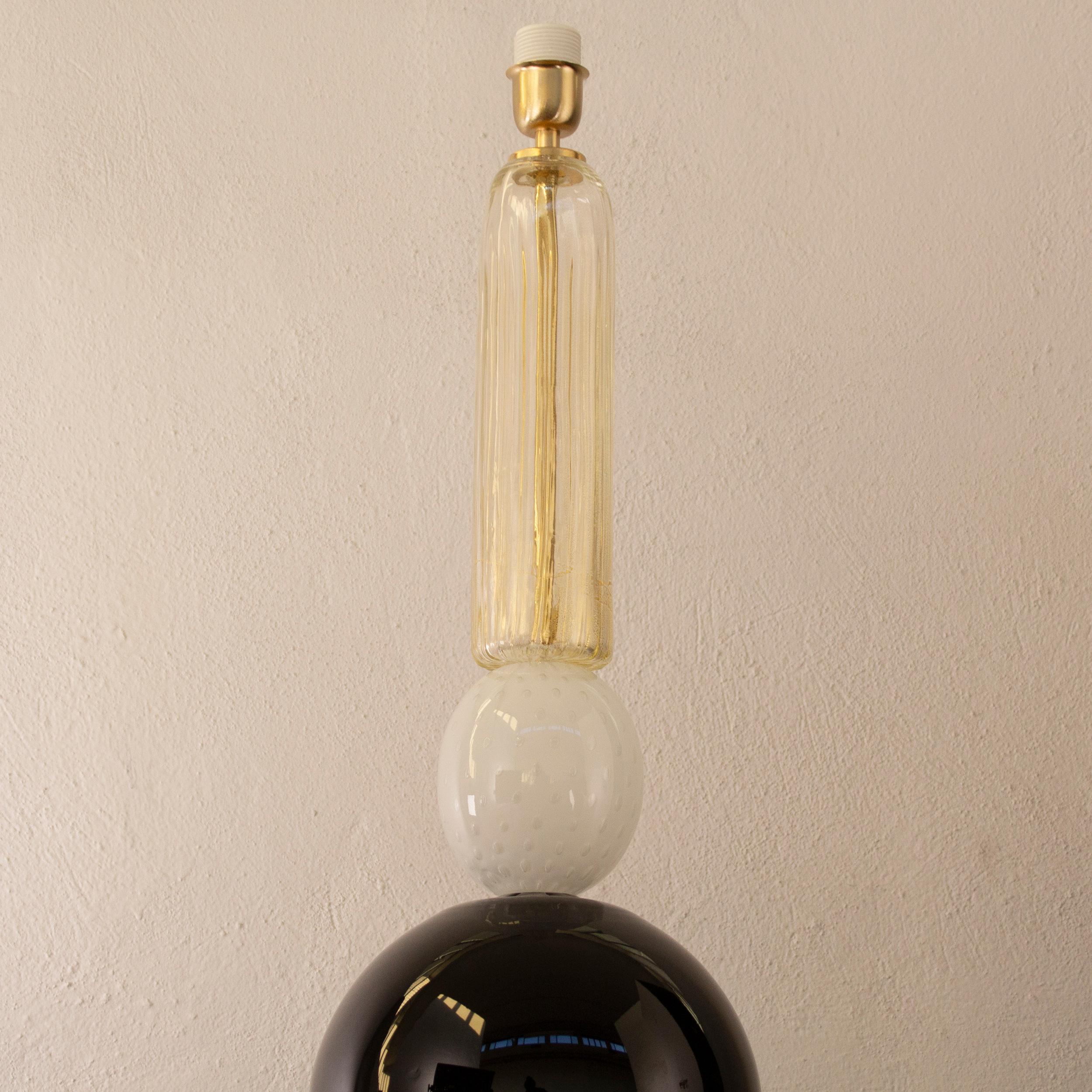 20th Century Set of 2 Handcrafted Murano Glass Table Lamps in Black, White and Gold, Italy For Sale