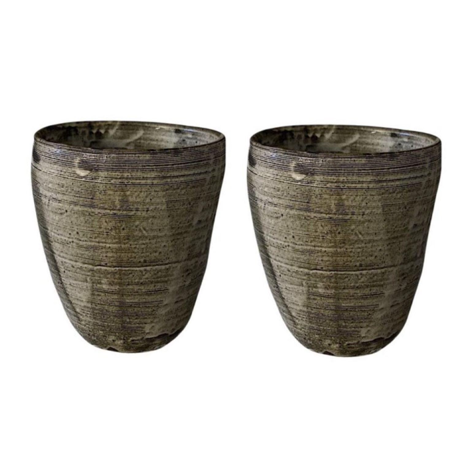 Ensemble de 2 vases artisanaux #2 par Teppei Ono
Dimensions : D 35 x H 40 cm
MATERIAL : Argile, céramique.
Pièce unique

Description
Un grand pot à peigne cuit au feu de bois. Le peigne est fabriqué en creusant des lignes dans la surface de l'argile