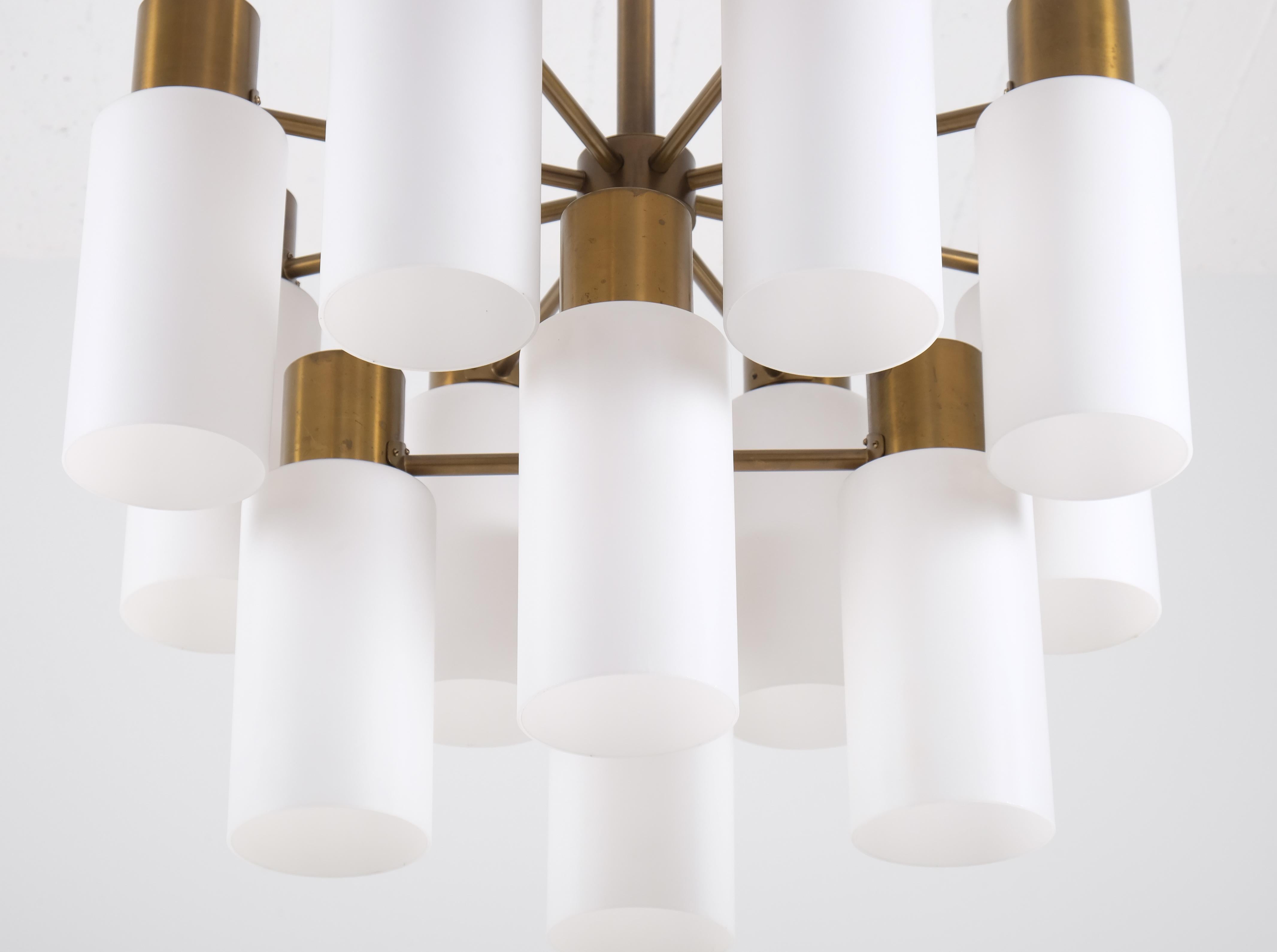 Svedese Lampadario Hans-Agne Jakobsson in ottone con paralumi opalini, anni '60 in vendita