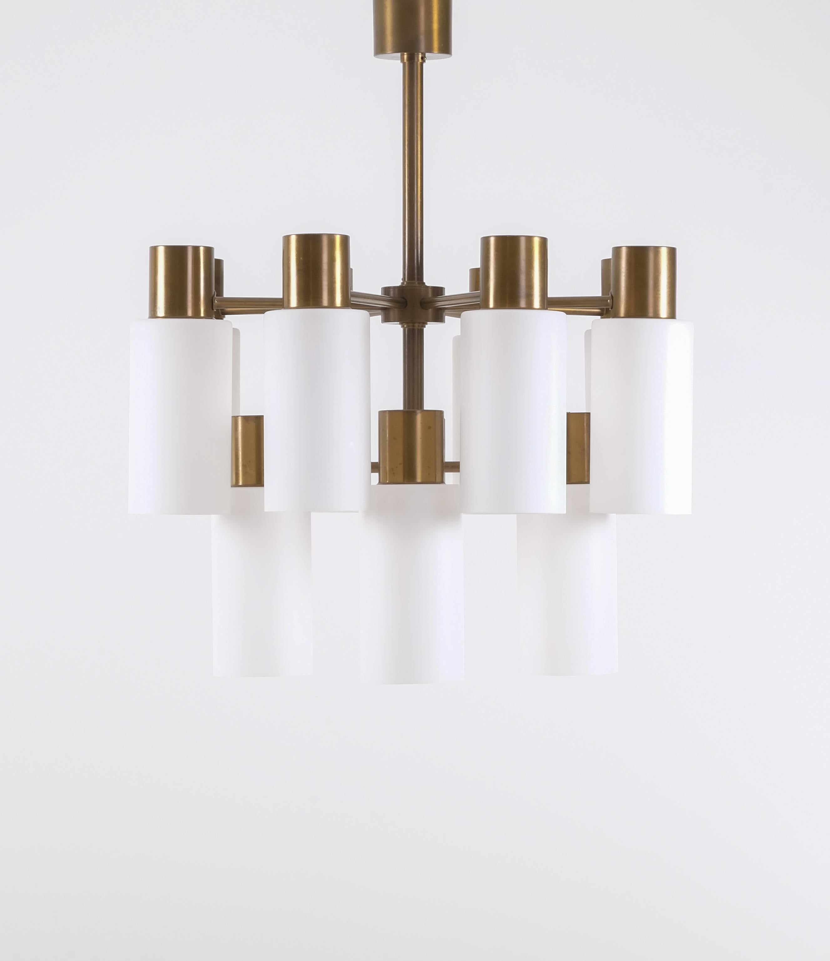 Metà XX secolo Lampadario Hans-Agne Jakobsson in ottone con paralumi opalini, anni '60 in vendita