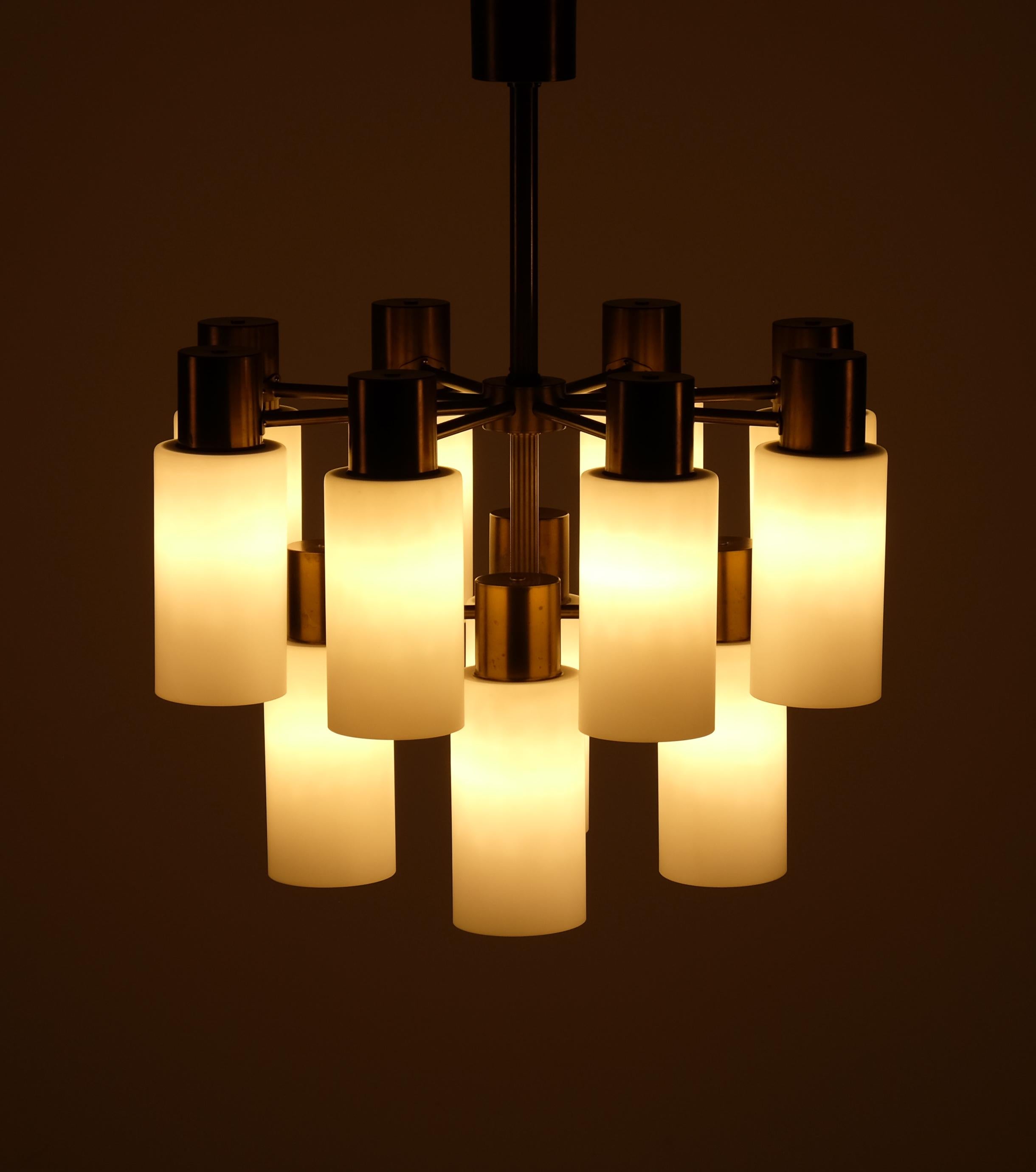 Ottone Lampadario Hans-Agne Jakobsson in ottone con paralumi opalini, anni '60 in vendita