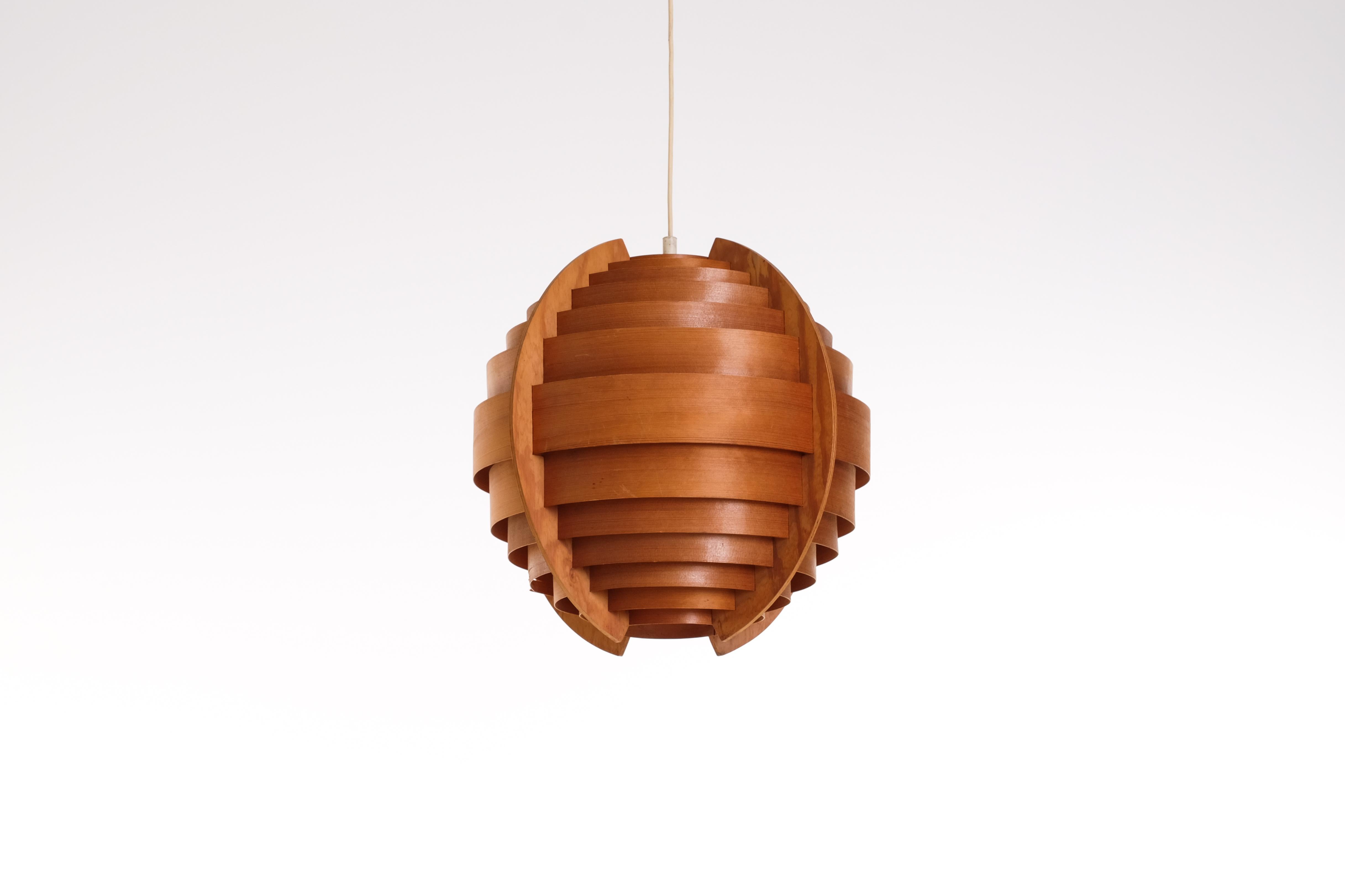 Wooden pendants by Hans-Agne Jakobsson. Produced in Sweden by Ellysett, 1970s.
Diameter: 50 cm
Please note: listed price is for a single.