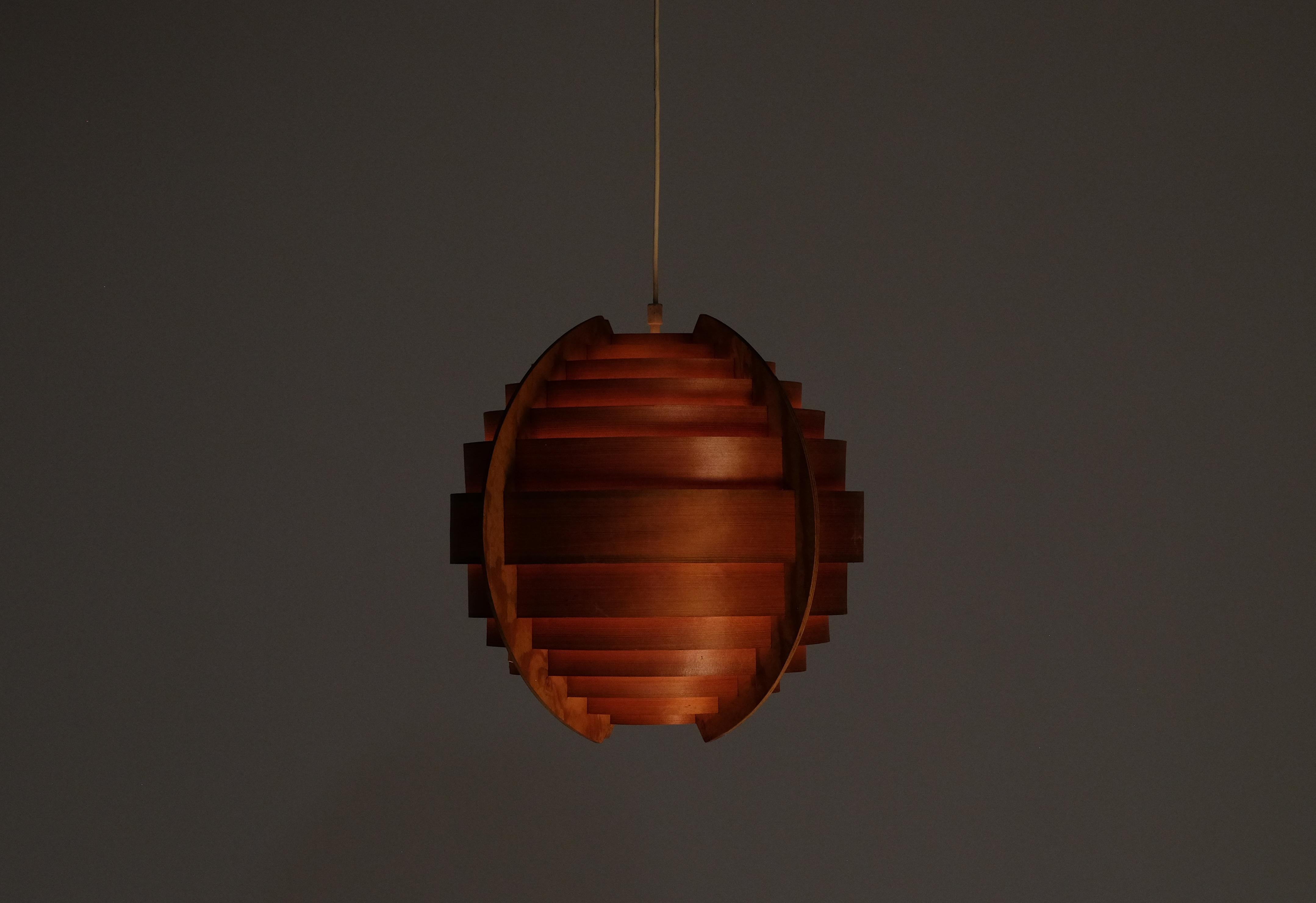 Set of 2 Hans-Agne Jakobsson Pendants in Pine, 1970s In Good Condition For Sale In Stockholm, SE