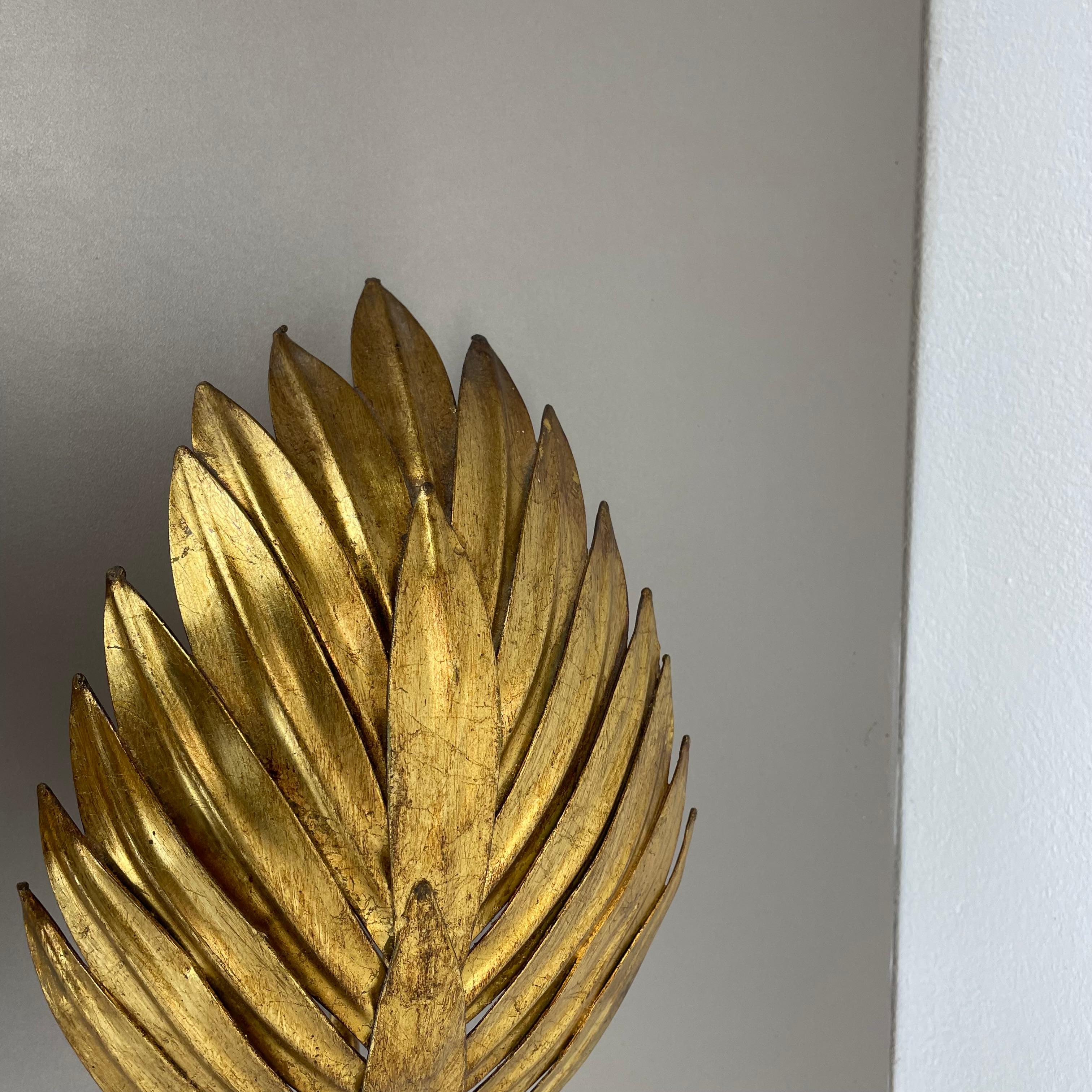 Métal Ensemble de 2 appliques murales de style Hans Kögl à feuilles dorées Florentine, Italie, 1980 en vente