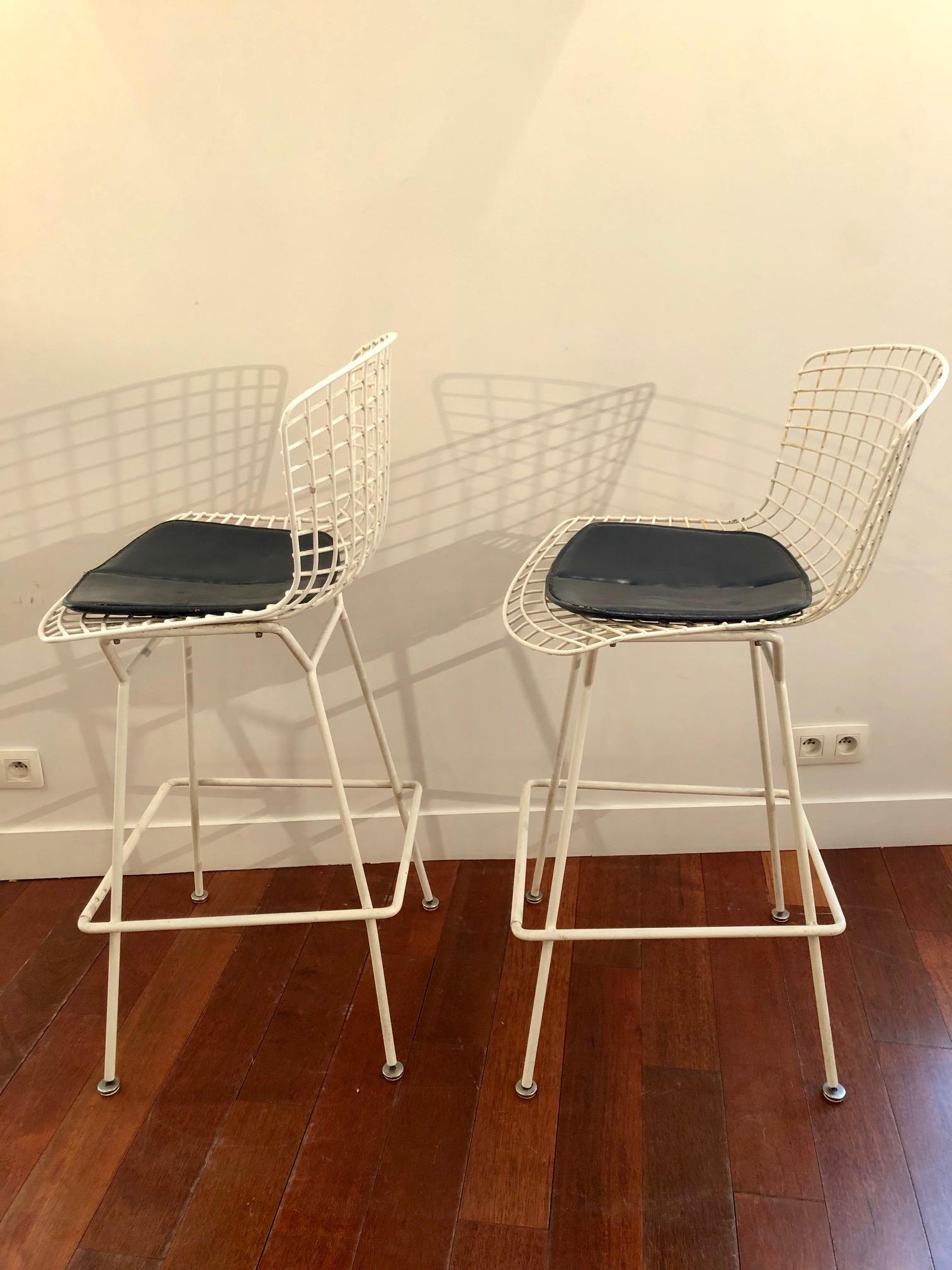 Set of 2 Harry Bertoia white barstool for Knoll International
Issues on the original chair pads (picture)

circa 1950.