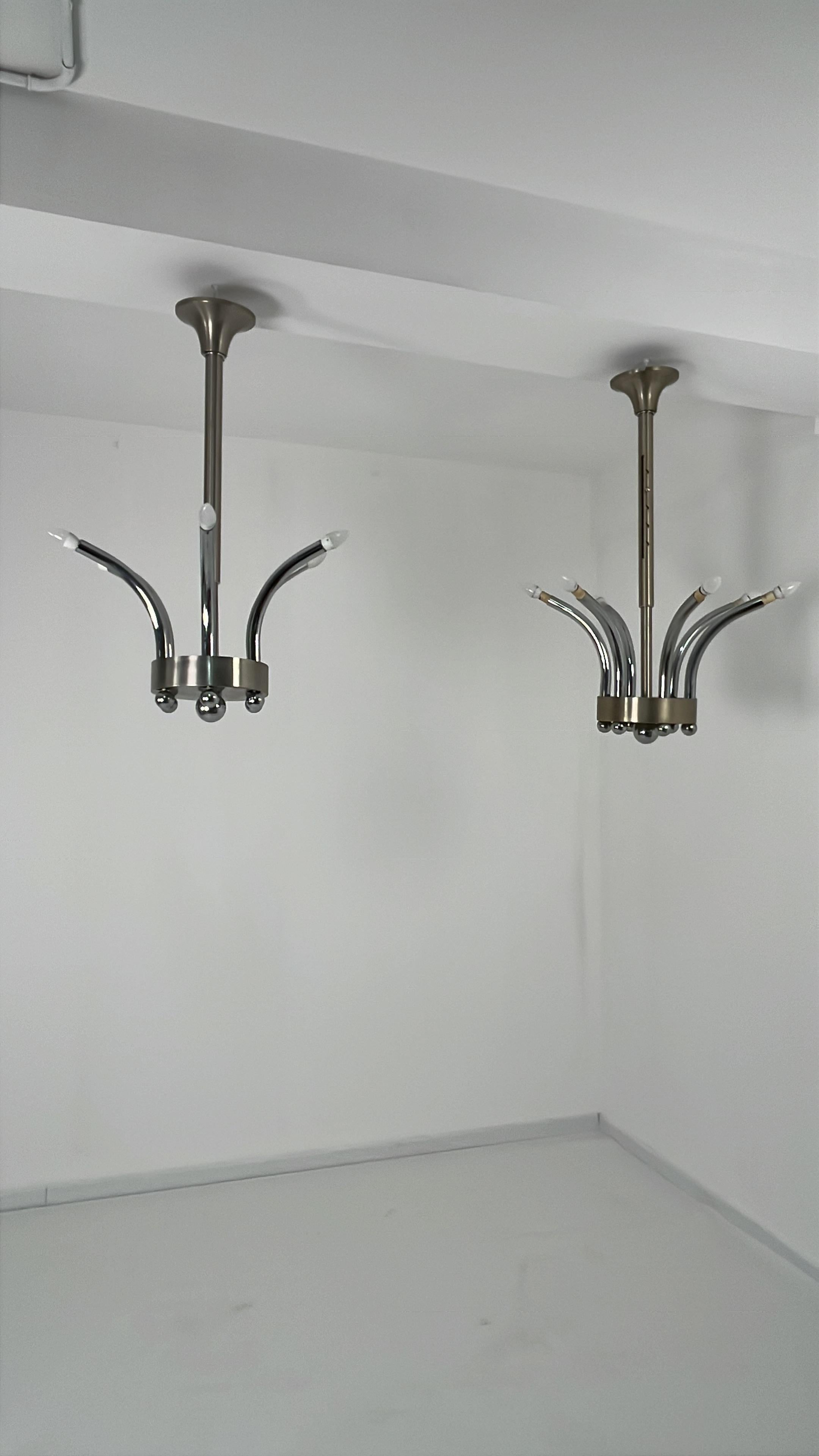 Set di 2 lampadari in metallo cromato regolabili in altezza Gaetano Sciolari 1970s in vendita 5