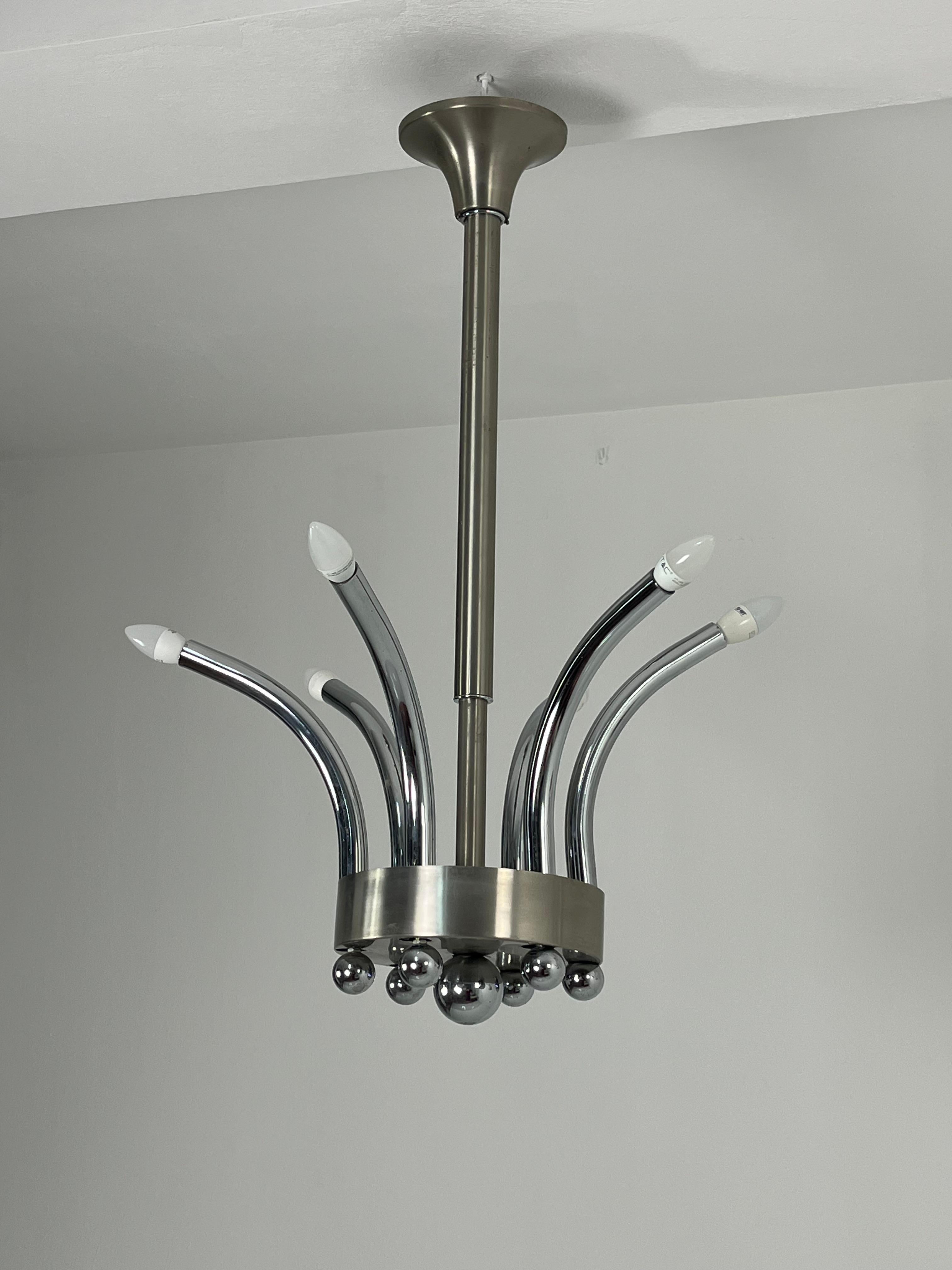 Set di 2 lampadari a 6 luci regolabili in altezza in metallo cromato attribuiti a Gaetano Sciolari, anni '70
Condit e in buone condizioni, lampade e14.
Piccoli segni di invecchiamento.