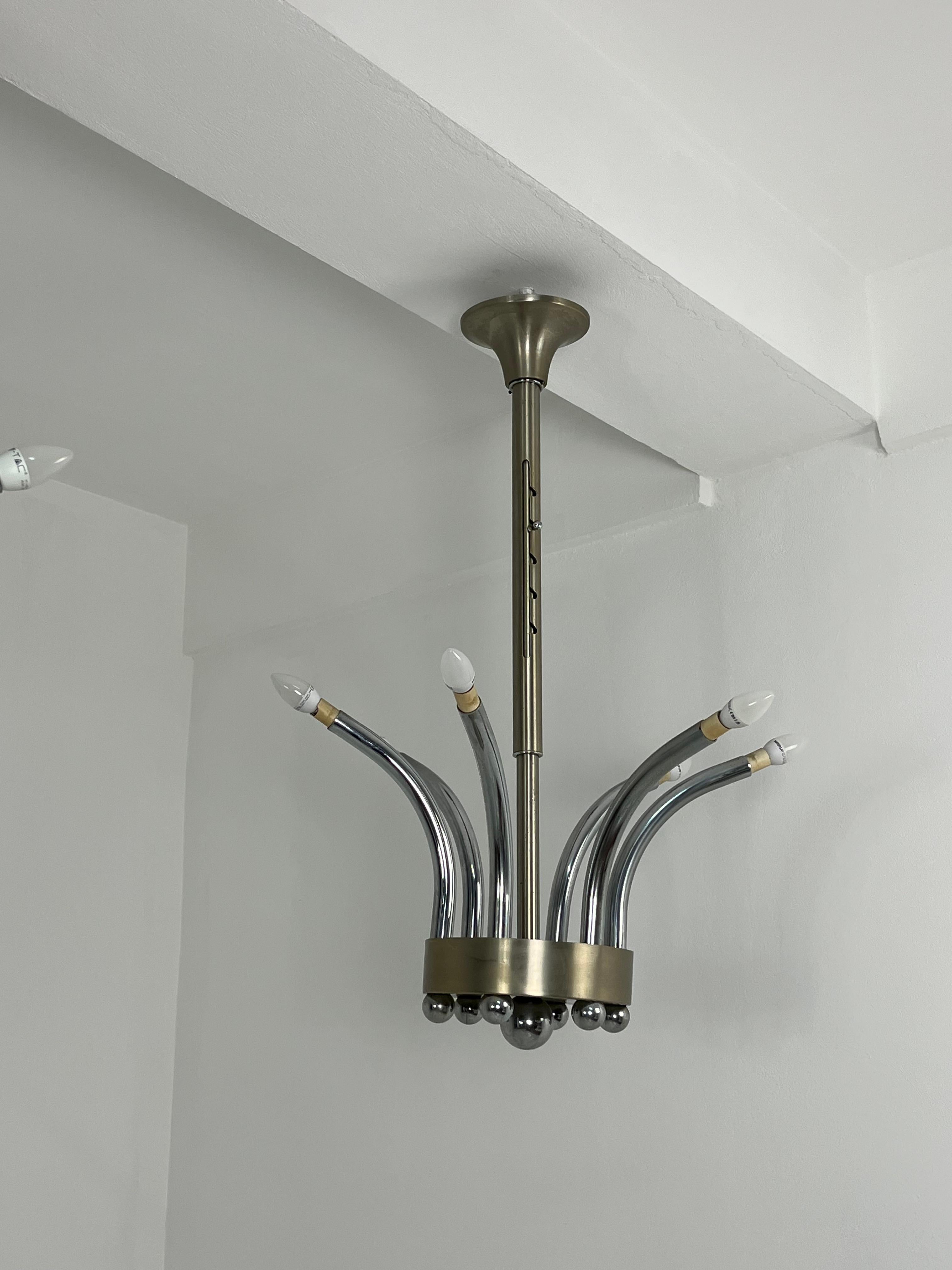 Fine XX secolo Set di 2 lampadari in metallo cromato regolabili in altezza Gaetano Sciolari 1970s in vendita