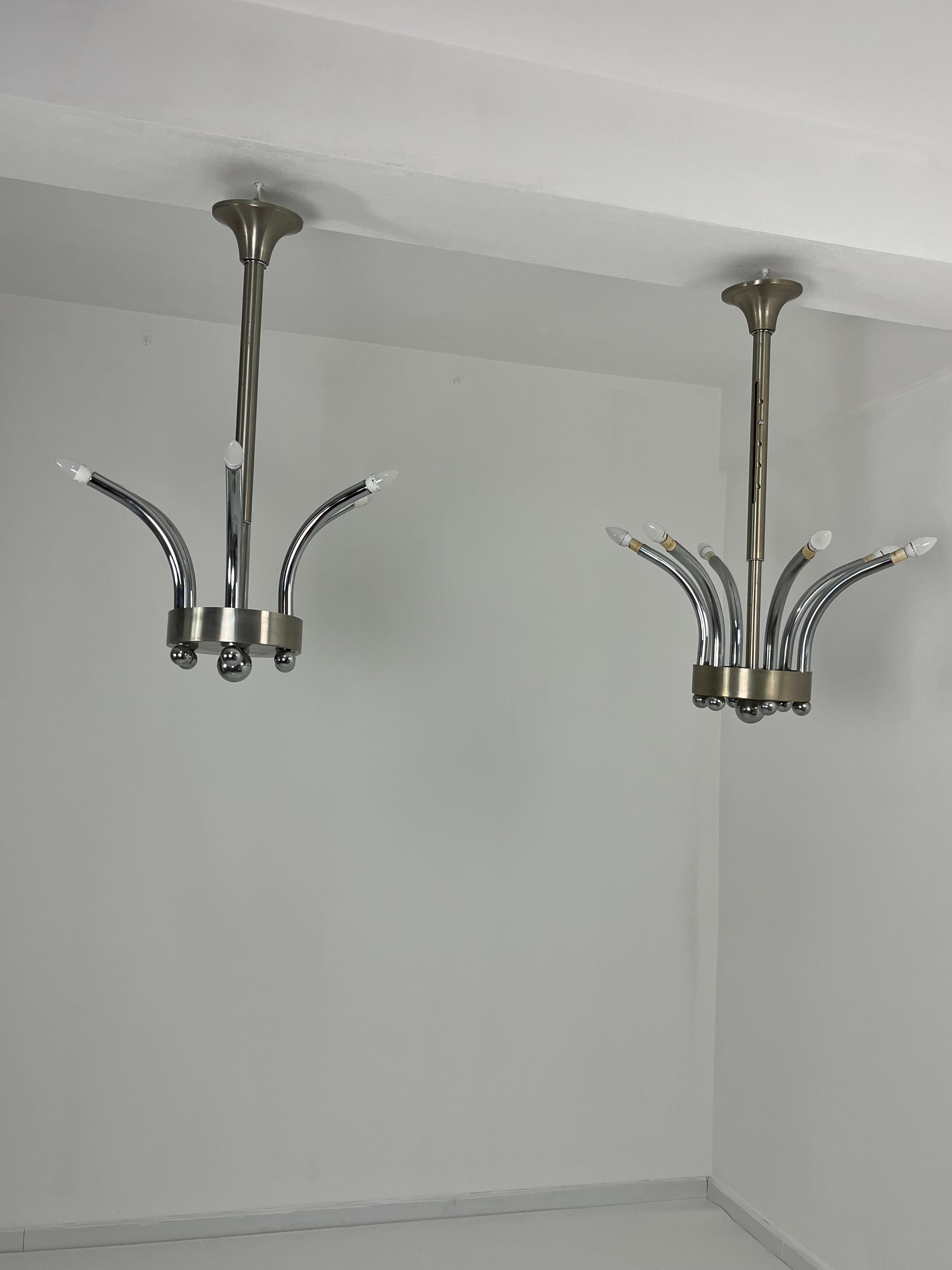 Set di 2 lampadari in metallo cromato regolabili in altezza Gaetano Sciolari 1970s in vendita 2