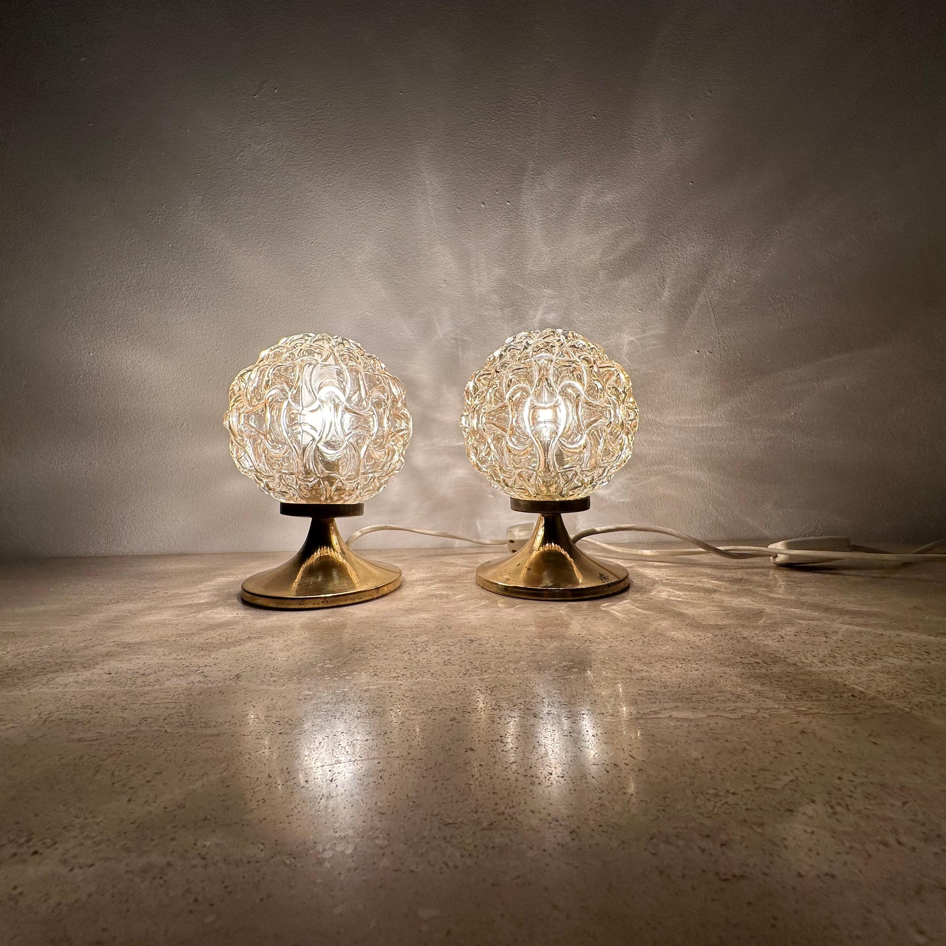 Ensemble de 2 lampes de table à bulles Helena Tynell, 1970

Dimensions : 14.5cm de hauteur, 19.5cm de hauteur
MATERIAL : Verre, métal
Condit : Bon, le métal présente une certaine corrosion.
