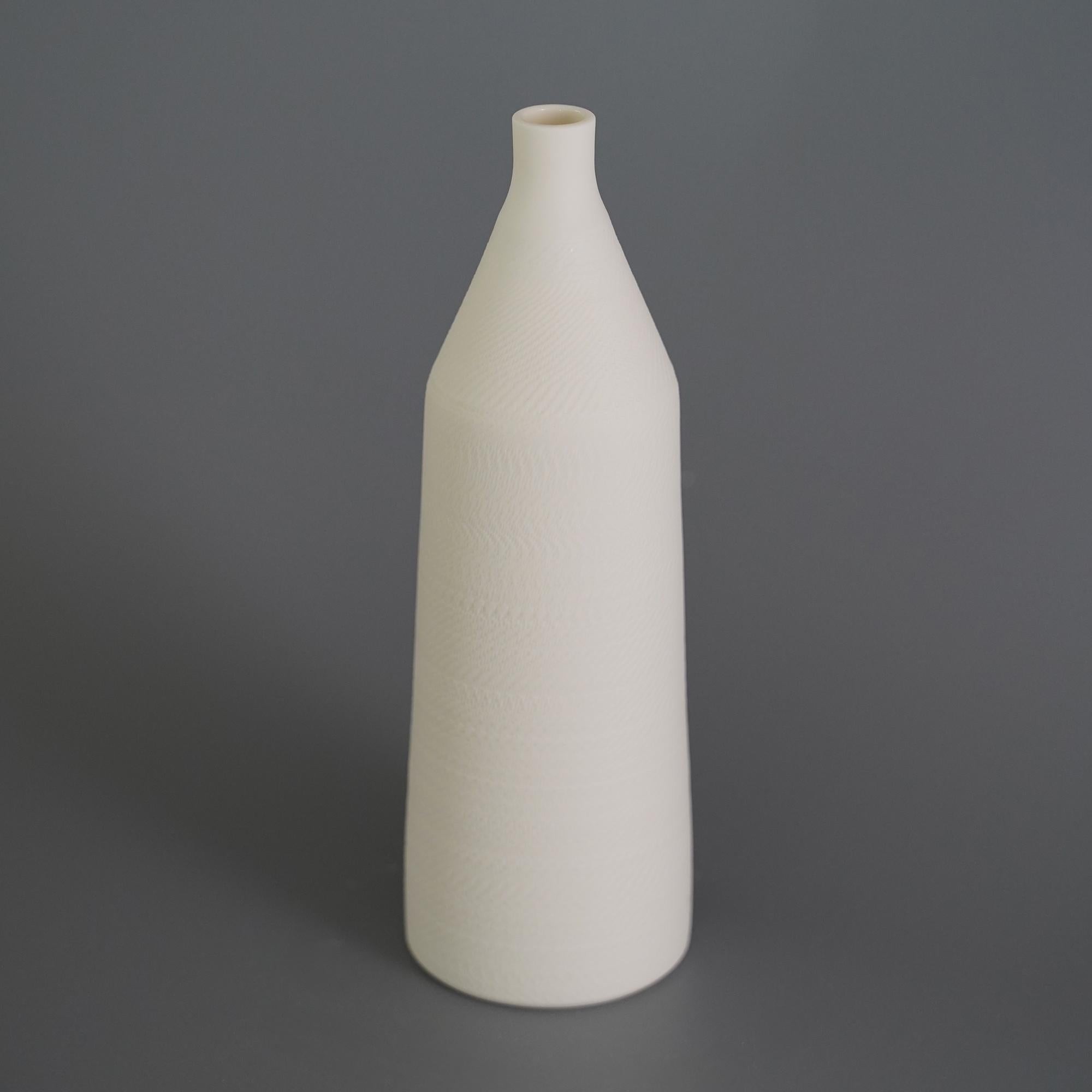 Set of 2 Helice vase by Studio Cúze
Dimensions: W 7 x H 21.5 cm
Materials: ceramic

This handmade vase has a finely structured surface and is finished with a white paint. With the magnifying glass function you can see the fine patterns that