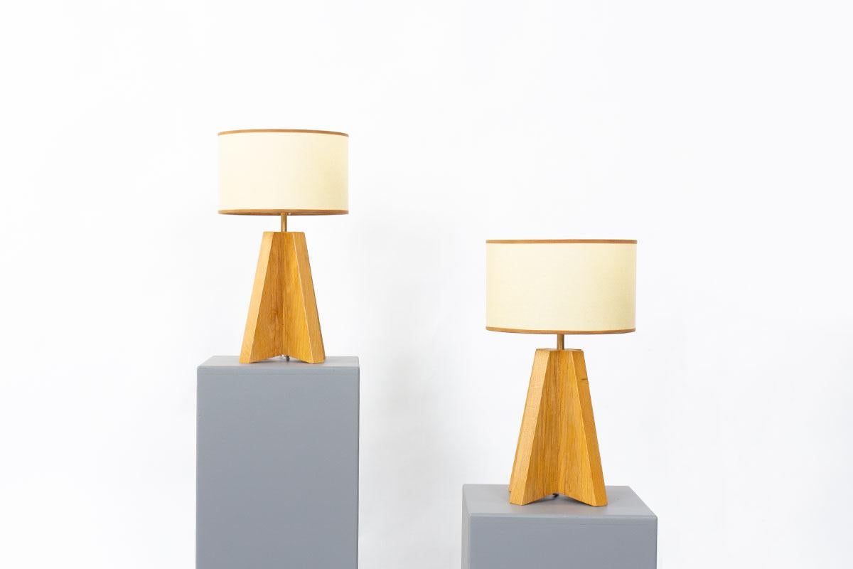 Satz von 2 Nachttischlampen Modell Helios
Maßgeschneidert mit Ihren Veredelungen

Füße aus Eiche und handgefertigter Lampenschirm
Beendet: 
- gebeiztes Holz,
- Goldener Eichenpufferlack,
- Pufferlack Eiche mittel,
- Rohholz-Lackierung.

Hergestellt