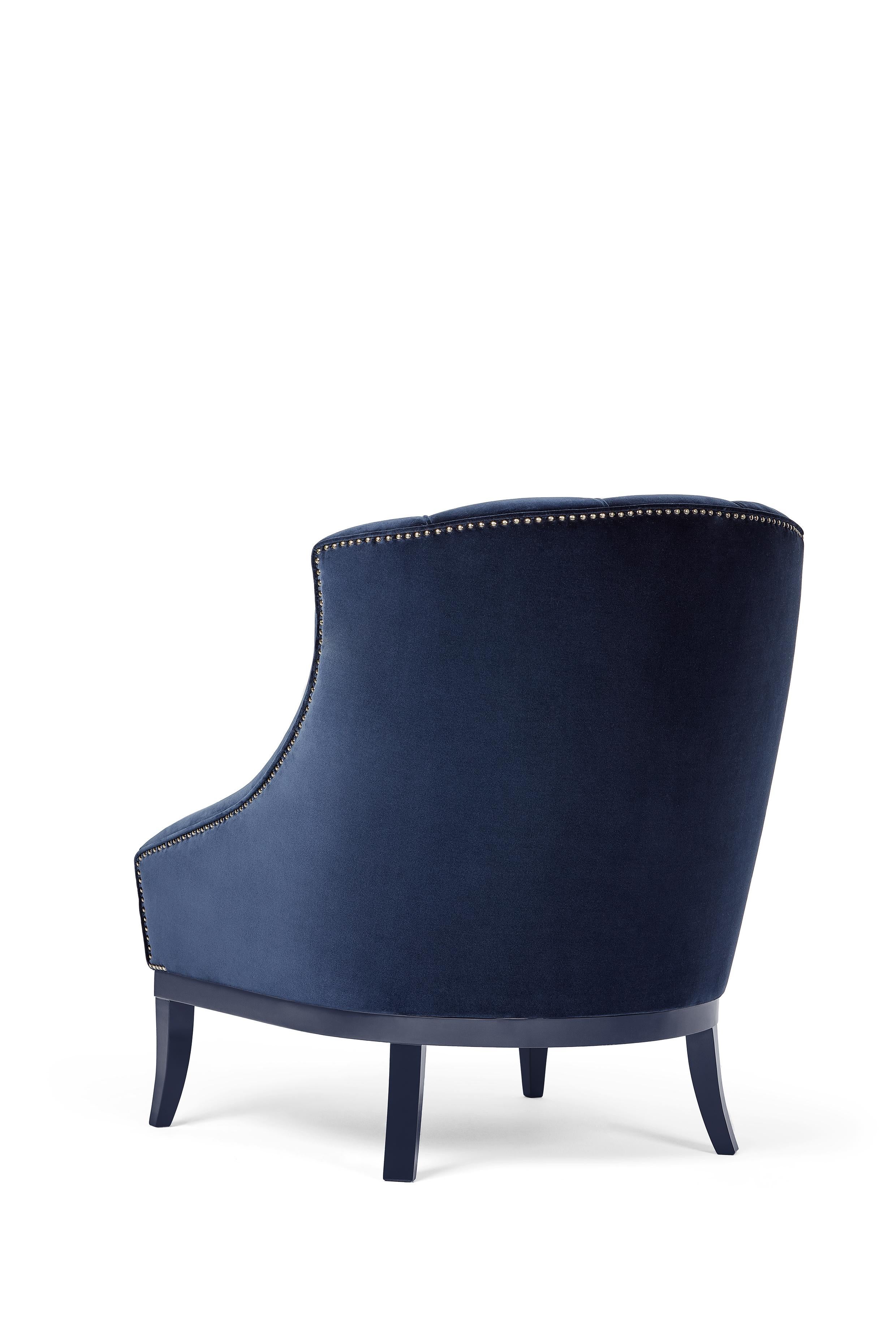 Set di 2 poltrone e ottomane Heritage di Munna
Dimensioni: Poltrona: P 89 x L 85 x H 102 cm. SH: 53 cm.
Ottomana: P 52 x L 65 x H 46 cm. SH: 46 cm.
Materiali: Wood, schiuma e imbottitura.
Finitura: Velluto di cotone, rif. Blu notte, CV17, gambe