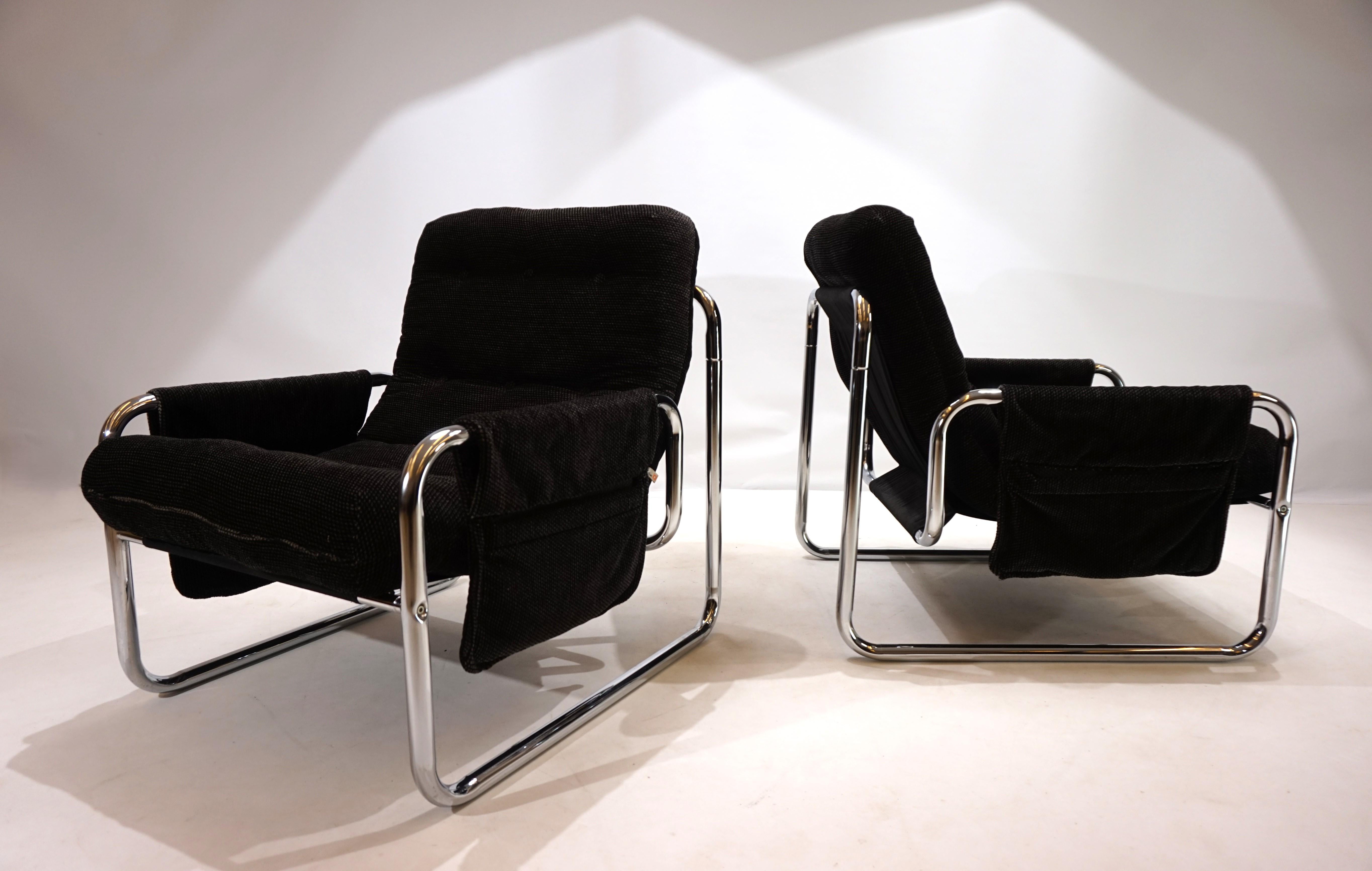 Cette paire de chaises luge chromées de Häggström est en excellent état. Les cadres sont fabriqués à partir de tubes chromés solides et sont presque comme neufs. Le tissu velours chiné marron/beige ne présente pratiquement aucun signe d'usure et les