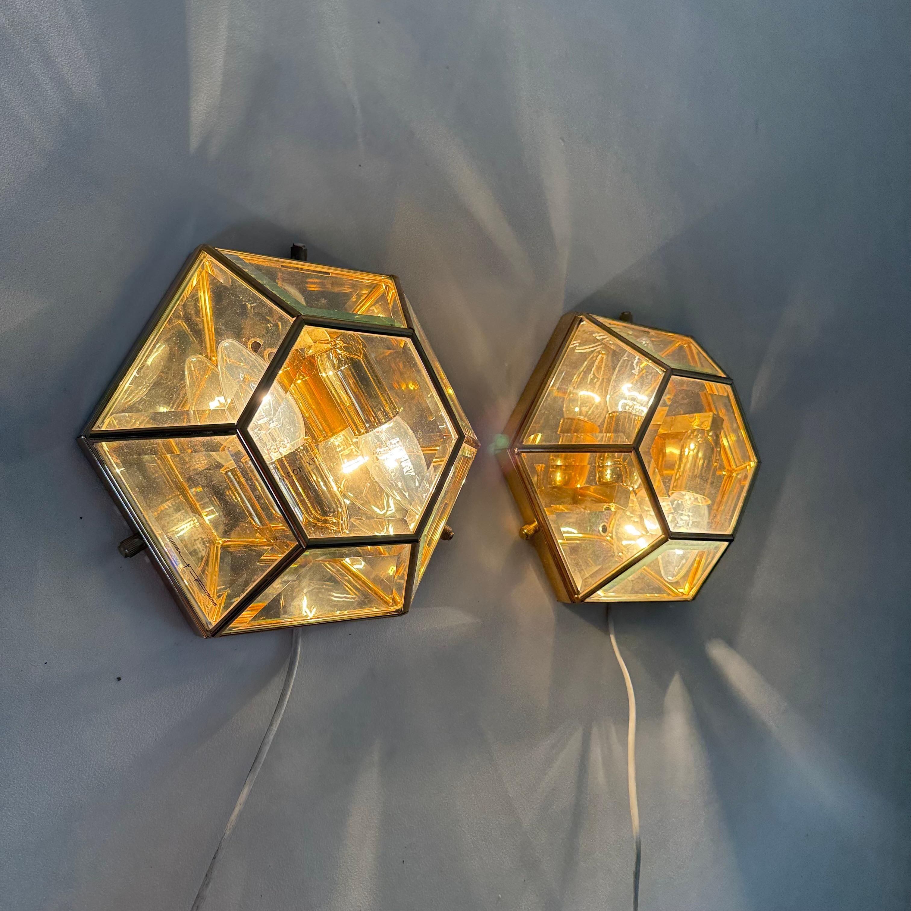Dimensions: 22,5cm Diameter , 8cm Height 
Condition: good
Period: 1970s
Material: Glass , metal