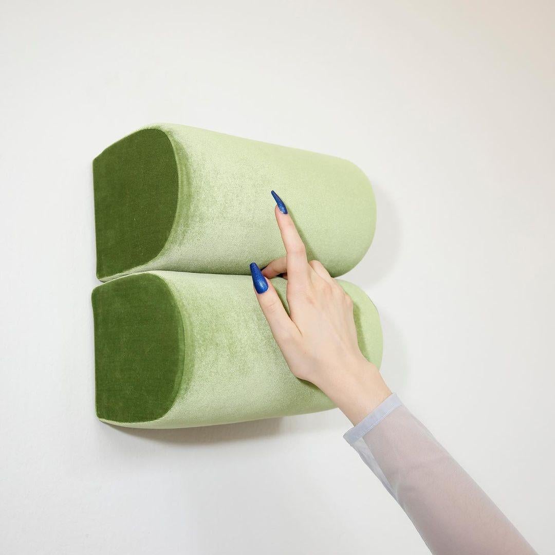 Set von 2 Hängelampen an grünen Wandobjekten von Haus Otto (Postmoderne) im Angebot