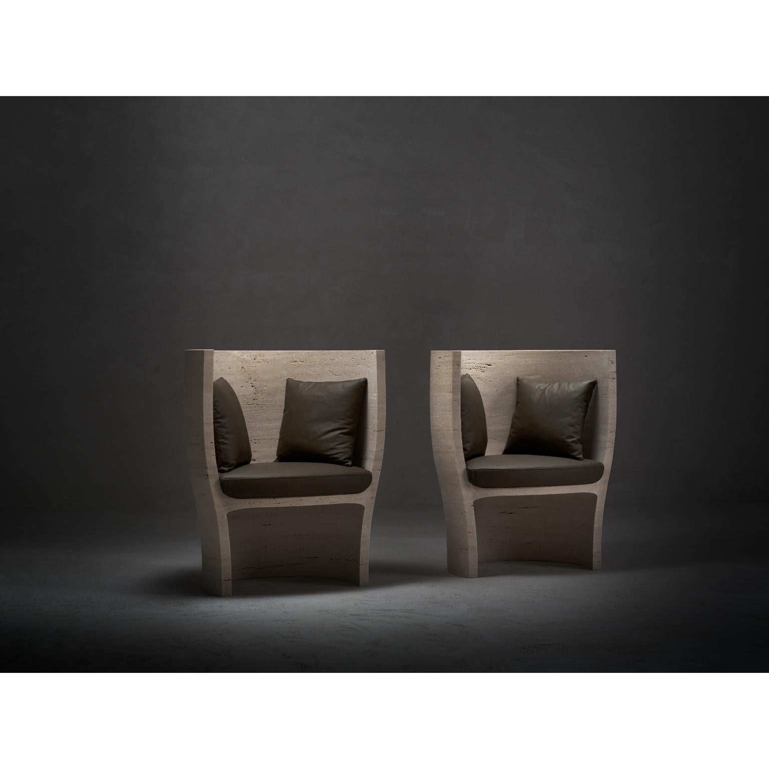 Set di 2 poltrone Holly di Kreoo 
Disegnato da Christophe Pillet
Dimensioni: D 55 x L 85 x H 102 cm.
Materiali: Travertino Paglierino e pelle.

Il prezzo è comprensivo di cuscini in pelle, collezione Linea-Sequoia. Disponibile in diverse opzioni di
