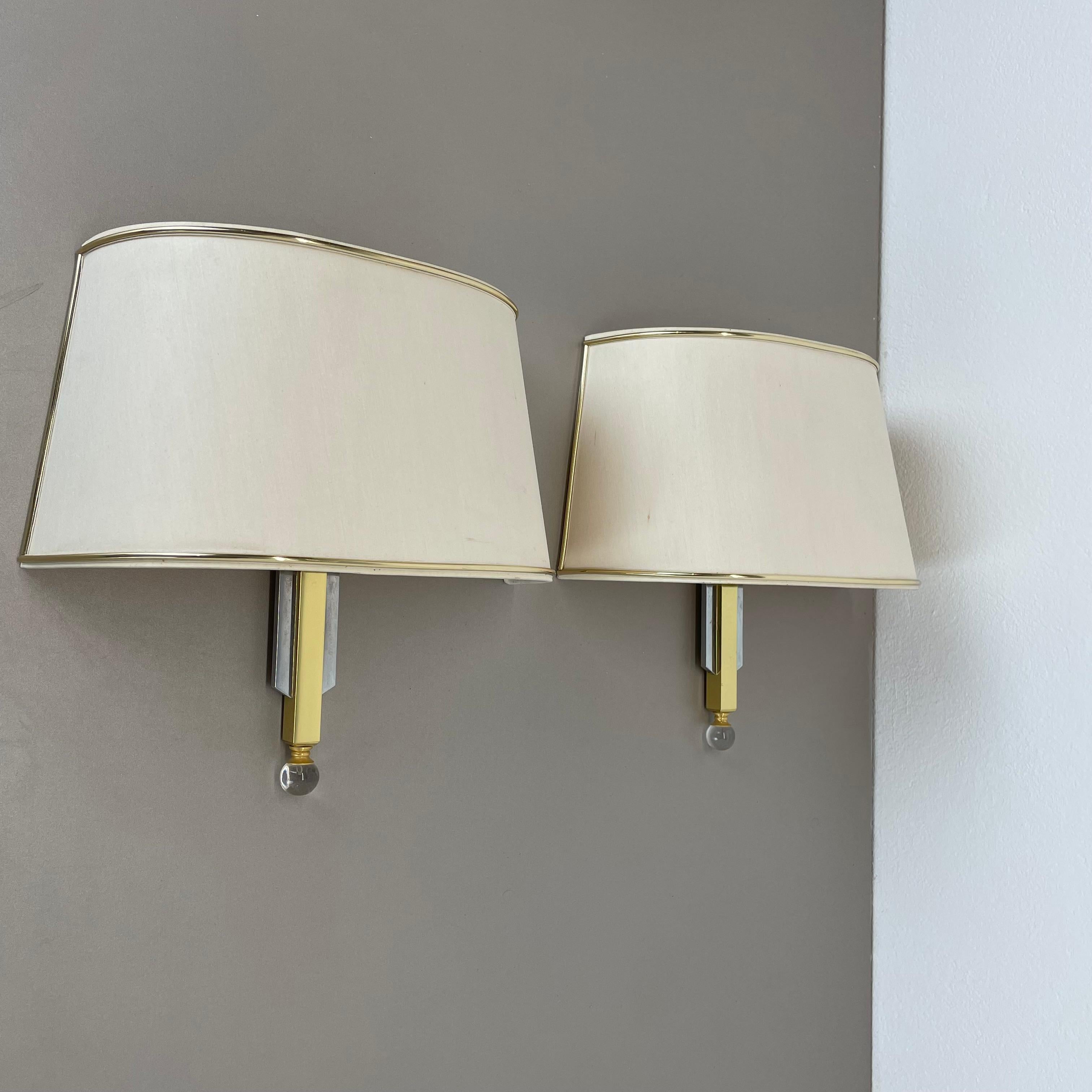 Article:

Wall light set of 2

Origin:

Italy


Age:
1980s



Original modernist Hollywood regency wall light set. High quality 1980s fabrication in Italy. the lights features the typical Hollywood regency style with silver and brass tone combined