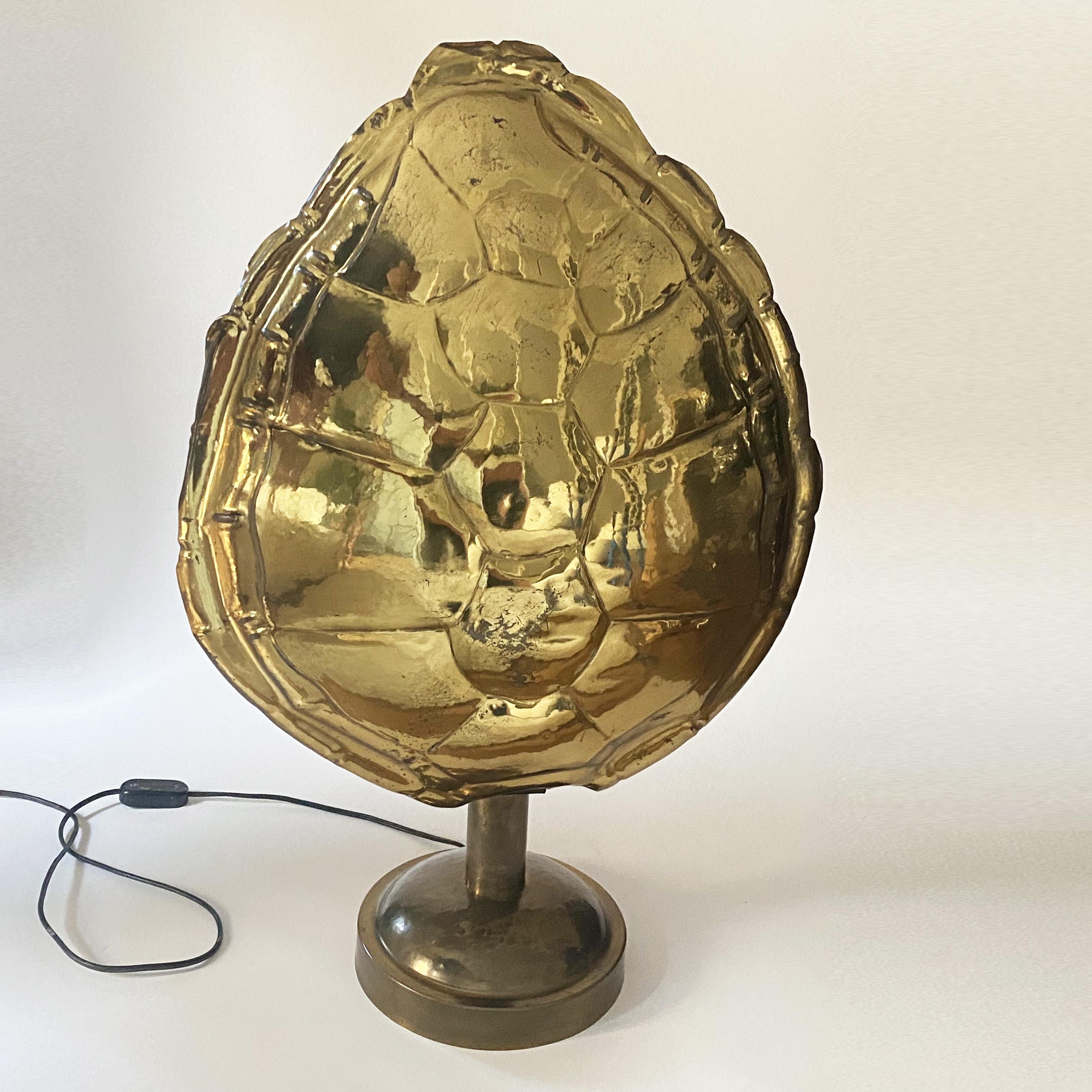 Set di 2 lampade a guscio di tartaruga in ottone Hollywood Regency di Ravarini Castoldi, anni Settanta.
Buone condizioni.
Patina adeguata all'età.