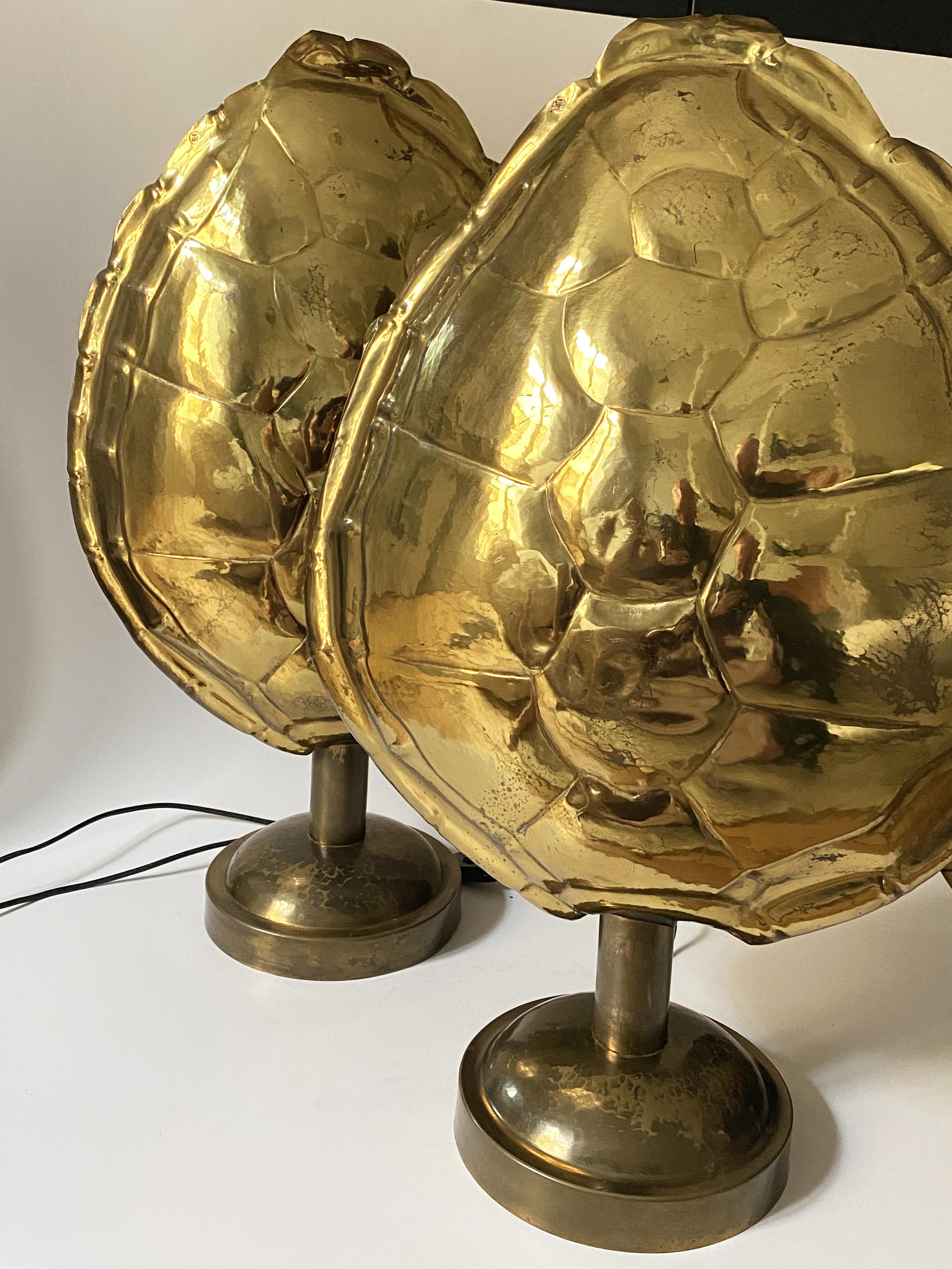 Ottone Set di 2 lampade a guscio di tartaruga in ottone Hollywood Regency di Ravarini Castoldi, anni Settanta.