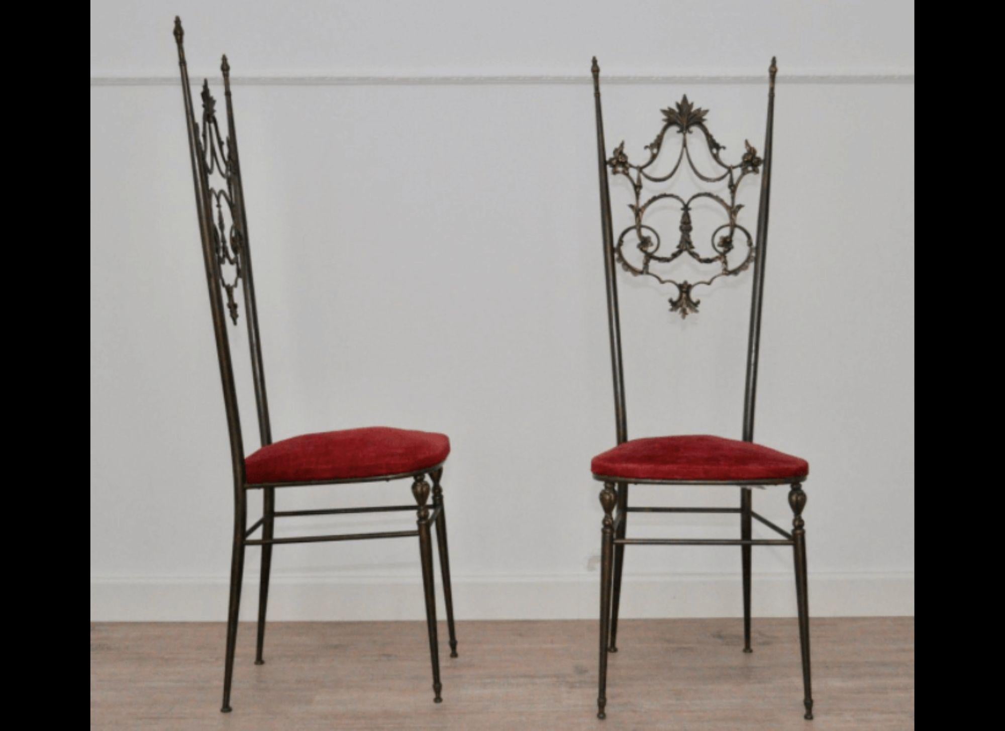 cet ensemble de deux chaises Chiavarine de style Hollywood Regency, fabriquées avec soin à partir de laiton luxueux et de velours somptueux, rehaussera la décoration de votre maison. Ces chaises incarnent l'élégance intemporelle et la sophistication