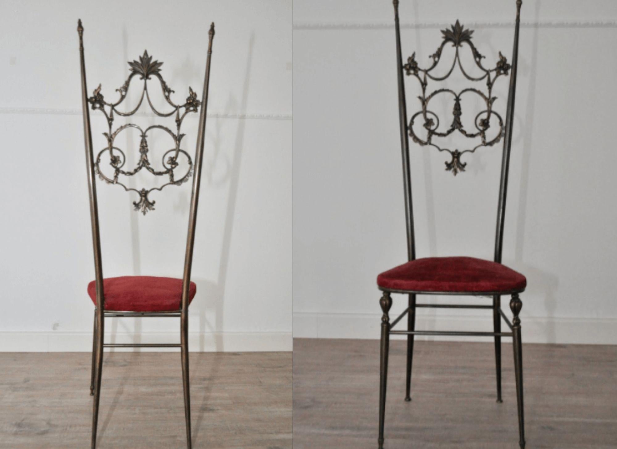 Italian Ensemble de 2 chaises Chiavarine de style Hollywood Regency en laiton et velours en vente