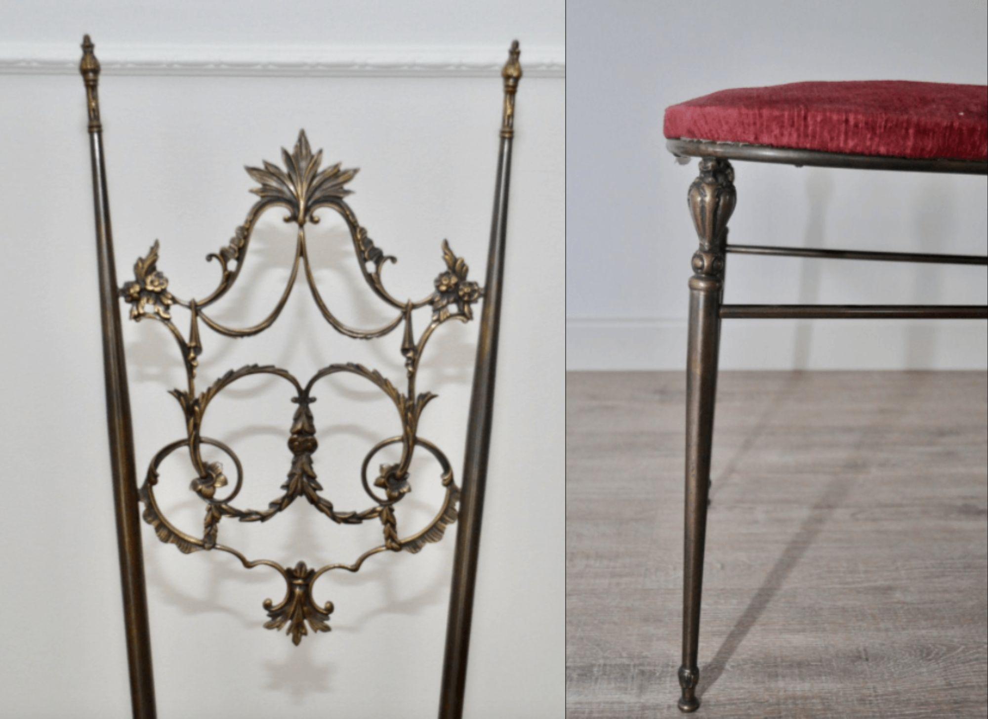 Mid-20th Century Ensemble de 2 chaises Chiavarine de style Hollywood Regency en laiton et velours en vente