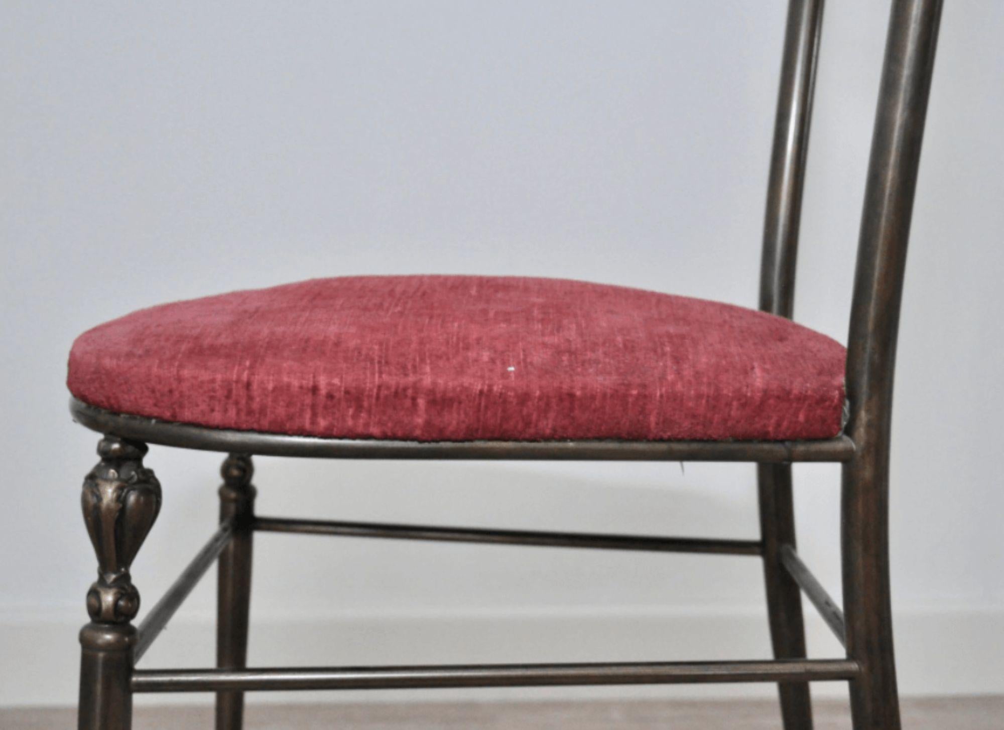 Laiton Ensemble de 2 chaises Chiavarine de style Hollywood Regency en laiton et velours en vente