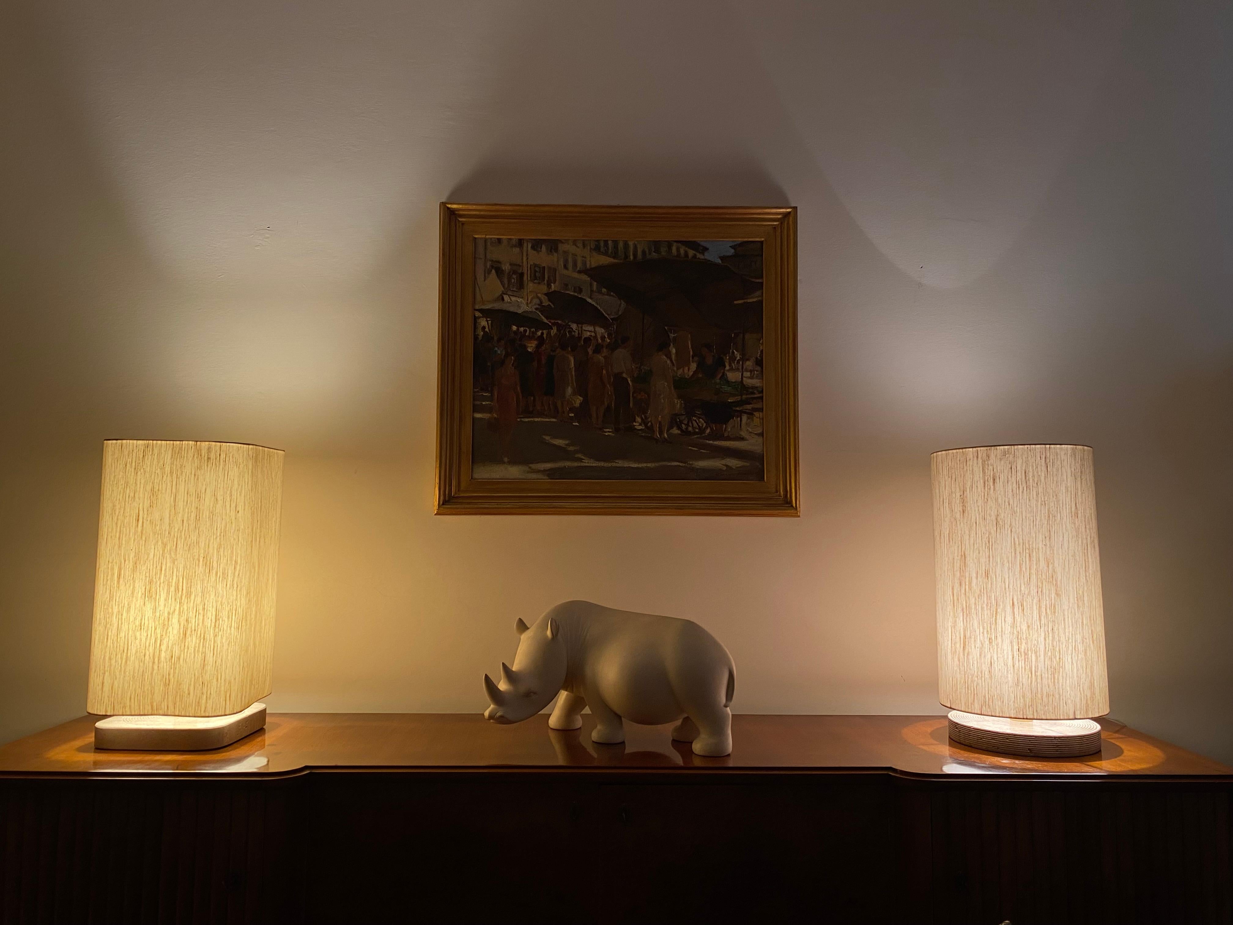 Set of 2 Hollywood regency Travertine table lamp base

Italy 1970s

Square lamp base with square lamp shade. Round lamp base with round lampshade base.

Travertine decorated base, brass rod

2 linen lampshade included

H: 58 cm - Diam: 28