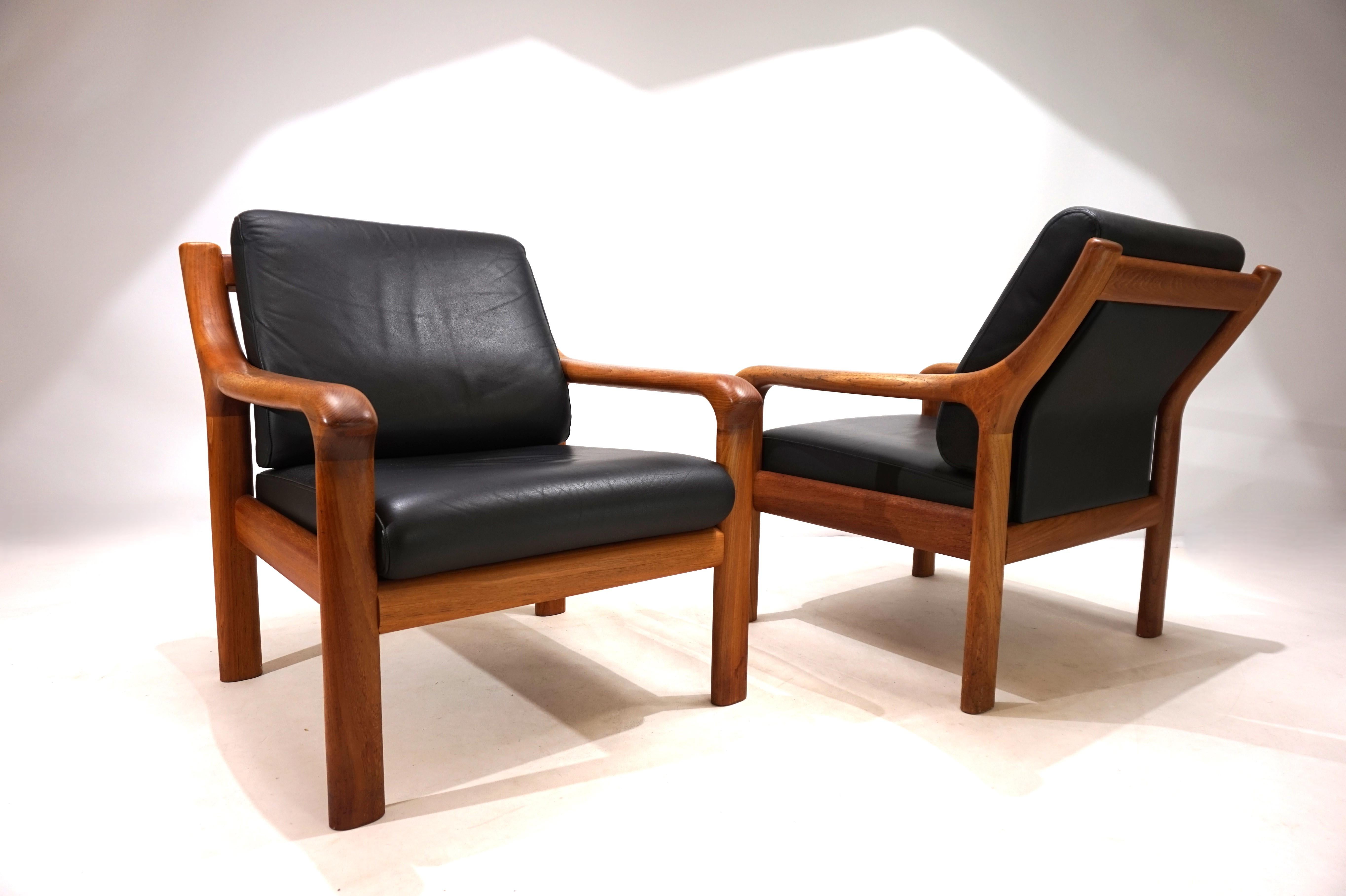 Very well preserved pair of teak armchairs from the Danish manufacturer Holstebro. The solid teak frame shows minimal signs of wear on the feet and has a charisma that makes the armchair stand out in any room. The honey-colored tone of the wood
