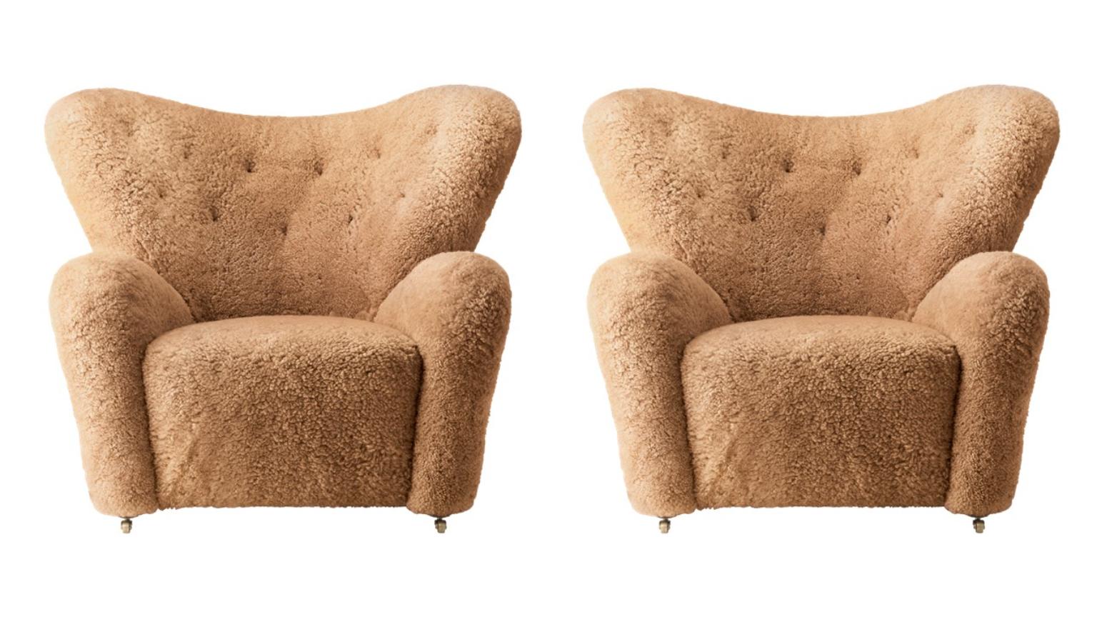 Set of 2 honey sheepskin the tired man lounge chair by Lassen.
Dimensions: W 102 x D 87 x H 88 cm.
Materials: Sheepskin.

Flemming Lassen designed the overstuffed easy chair, The Tired Man, for The Copenhagen Cabinetmakers’ Guild Competition in