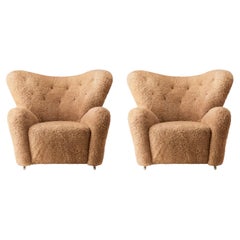 Ensemble de 2 fauteuils de salon The Tired Man en peau de mouton couleur miel par Lassen
