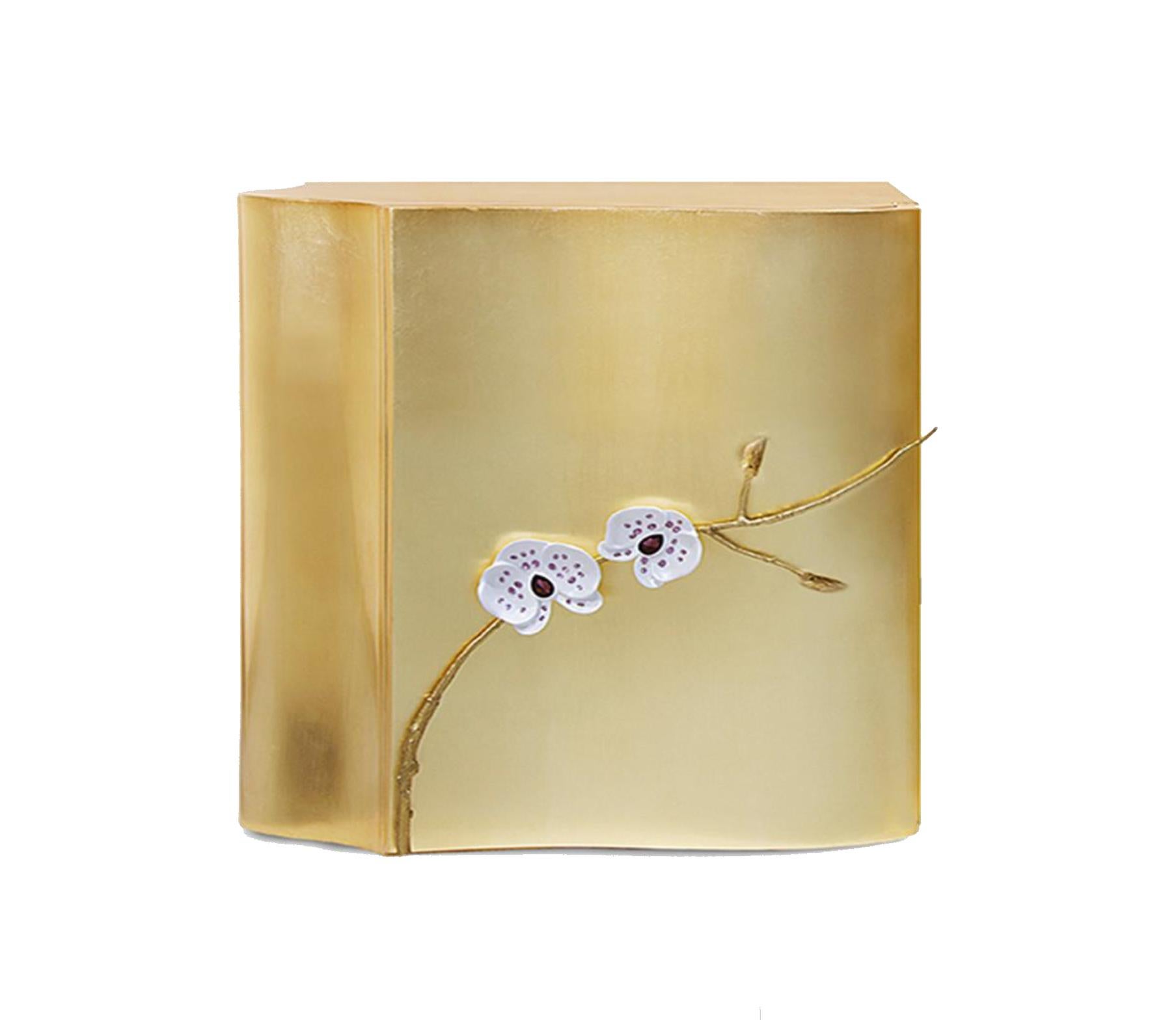 Set Of 2 Honor Bedside Table by Memoir Essence
Dimensions: D 50 x W 60 x H 55 cm.
Materials: Gold leaf, Swarovski crystals and iron wood veneer.

Also available with a lacquered interior. Please contact us.

Inspired in high jewelry Honor is