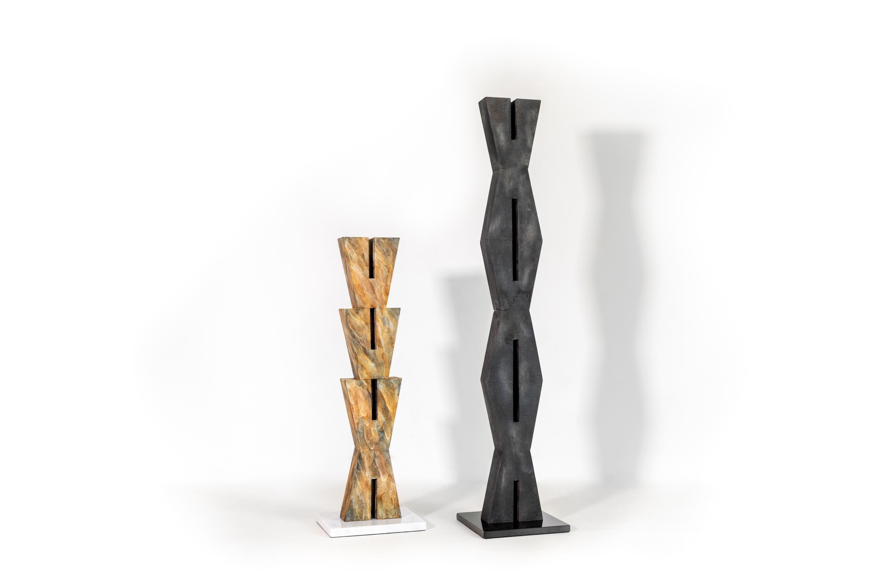 Cattura l'essenza drammatica delle meraviglie architettoniche della natura con le nostre straordinarie Sculture Hoodoo, ispirate ai maestosi pilastri di pietra scolpiti dal tempo e dagli elementi. Questi capolavori scultorei portano la grandezza dei