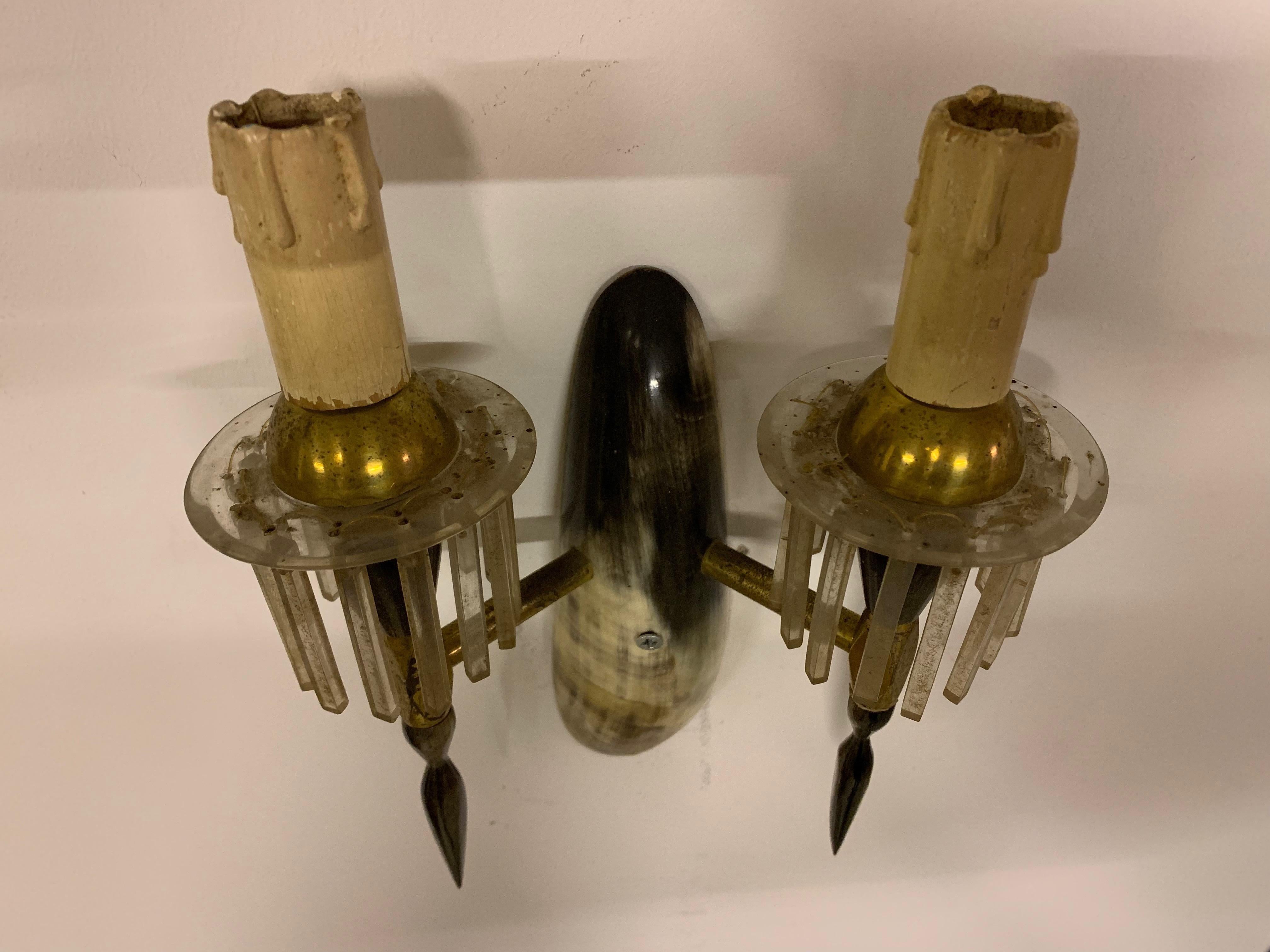Incredibile set vintage di due lampade da parete in corno, ottone e acrilico. Non ho mai visto una cosa del genere prima d'ora.