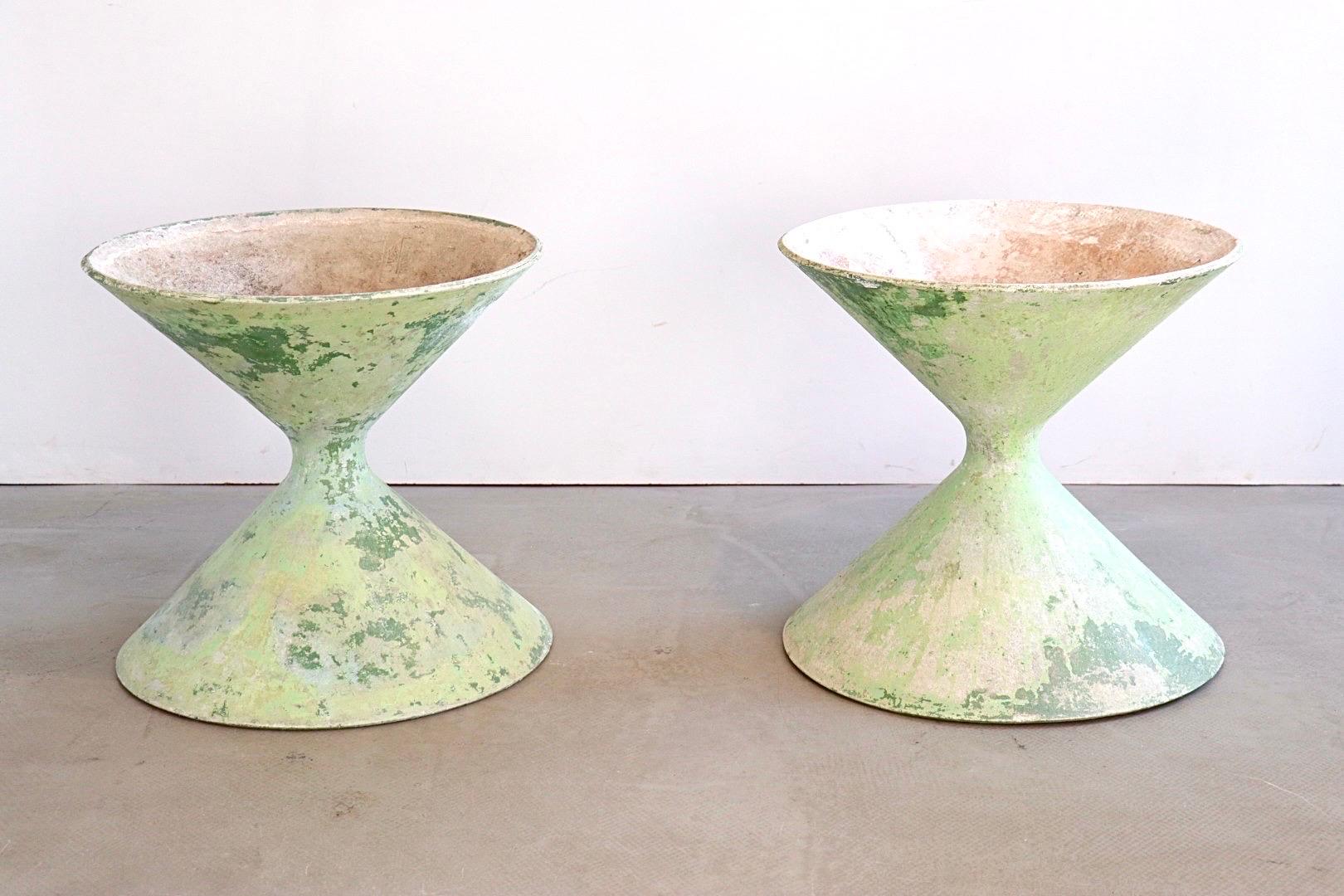 Stunning set of 2 spindle planters model Diabolo designed by Willy Juhl for Eternit. In the other listing there's a higher model Diabolo planter that has been completely refinished in a new paint. We wanted to do the same thing with these, but while