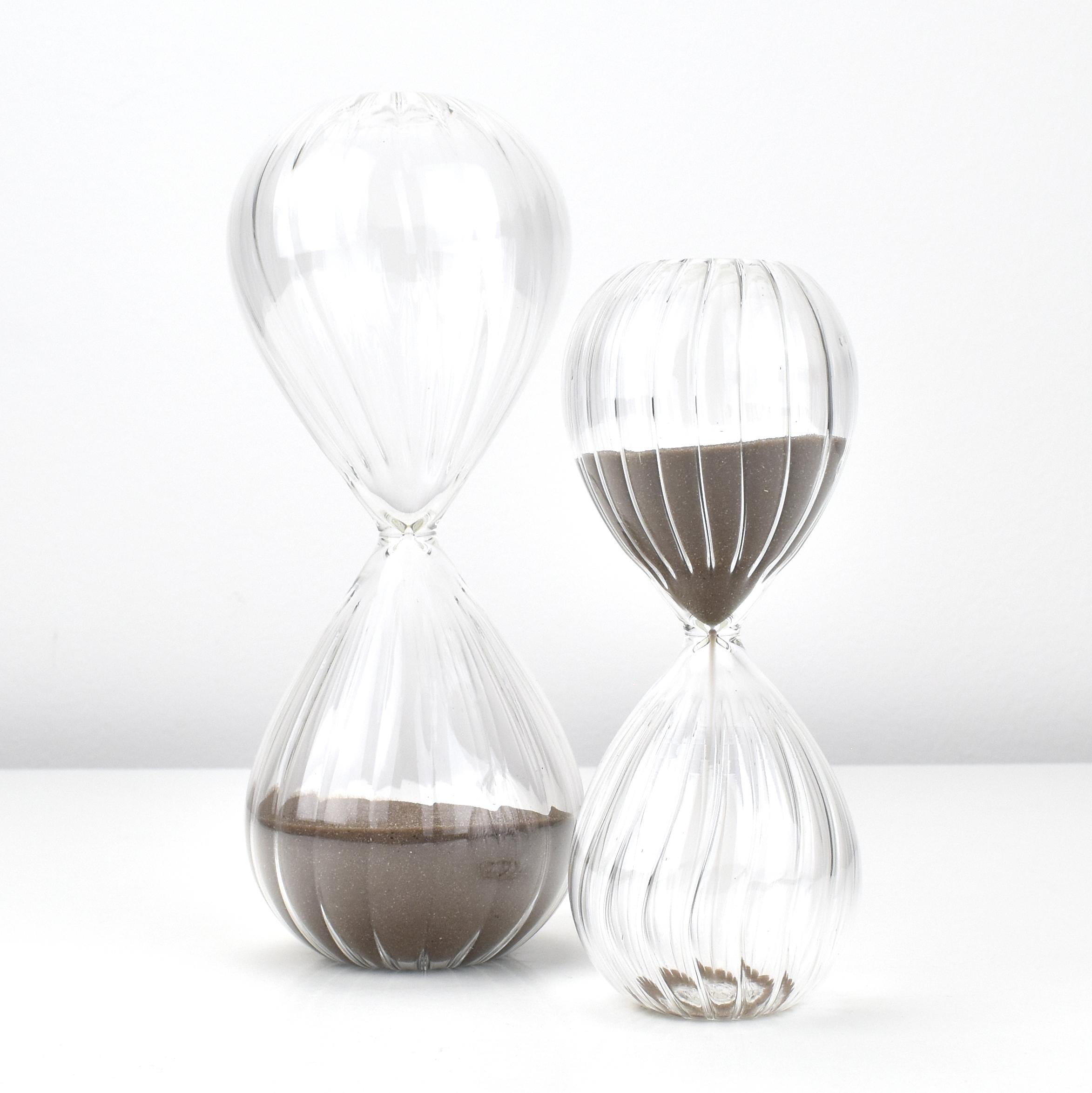 Satz von 2 Sanduhren Murano Klar gerippt Studio Art Glass Objects Venini Style (Moderne der Mitte des Jahrhunderts) im Angebot