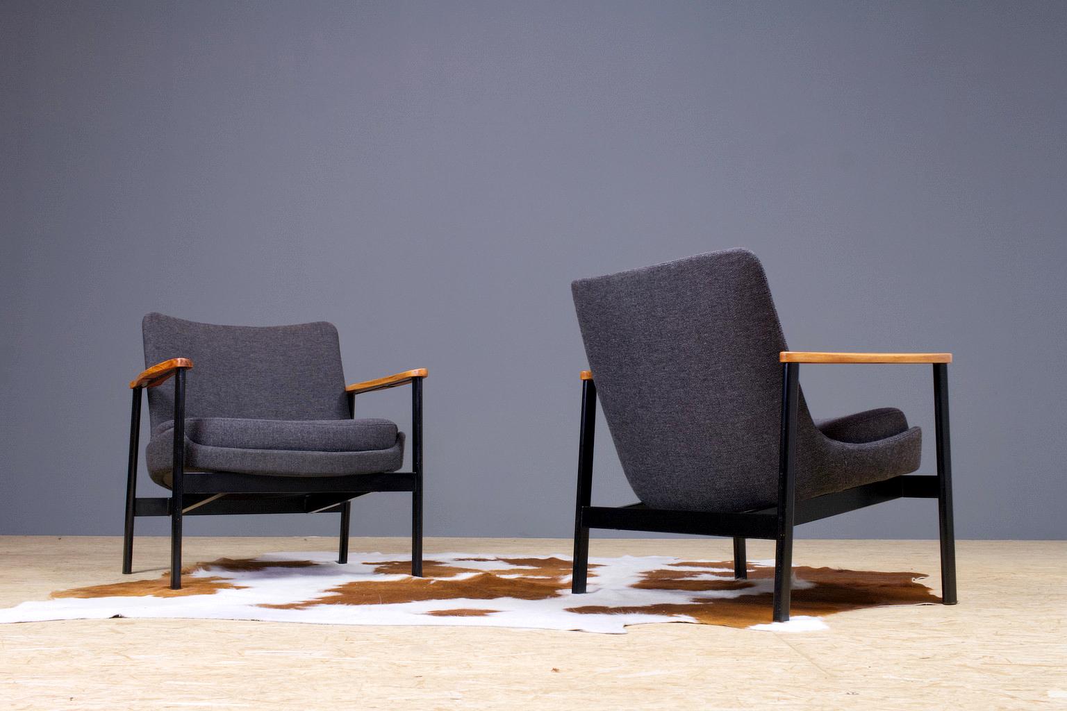 1970s set of 2 lounge chairs with a dark grey upholstered seating, set on a black metal frame with curved beech armrest. The upholstery is in great condition, professionally cleaned (100% wool, Kvadrat collection). The webbing underneath the seating