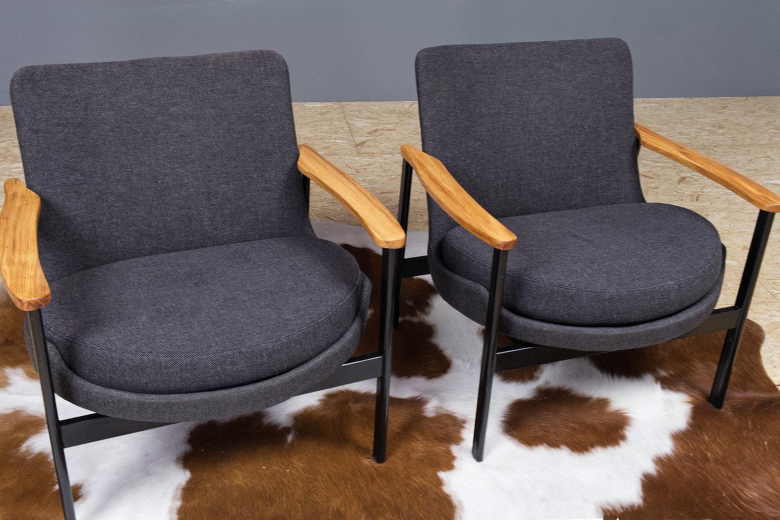 German Set of 2 Ib Kofod-Larsen Lounge Chairs in Grey Fabric, Beech and Black Metal For Sale