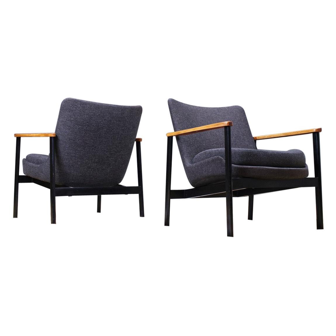Set of 2 Ib Kofod-Larsen Lounge Chairs in Grey Fabric, Beech and Black Metal For Sale